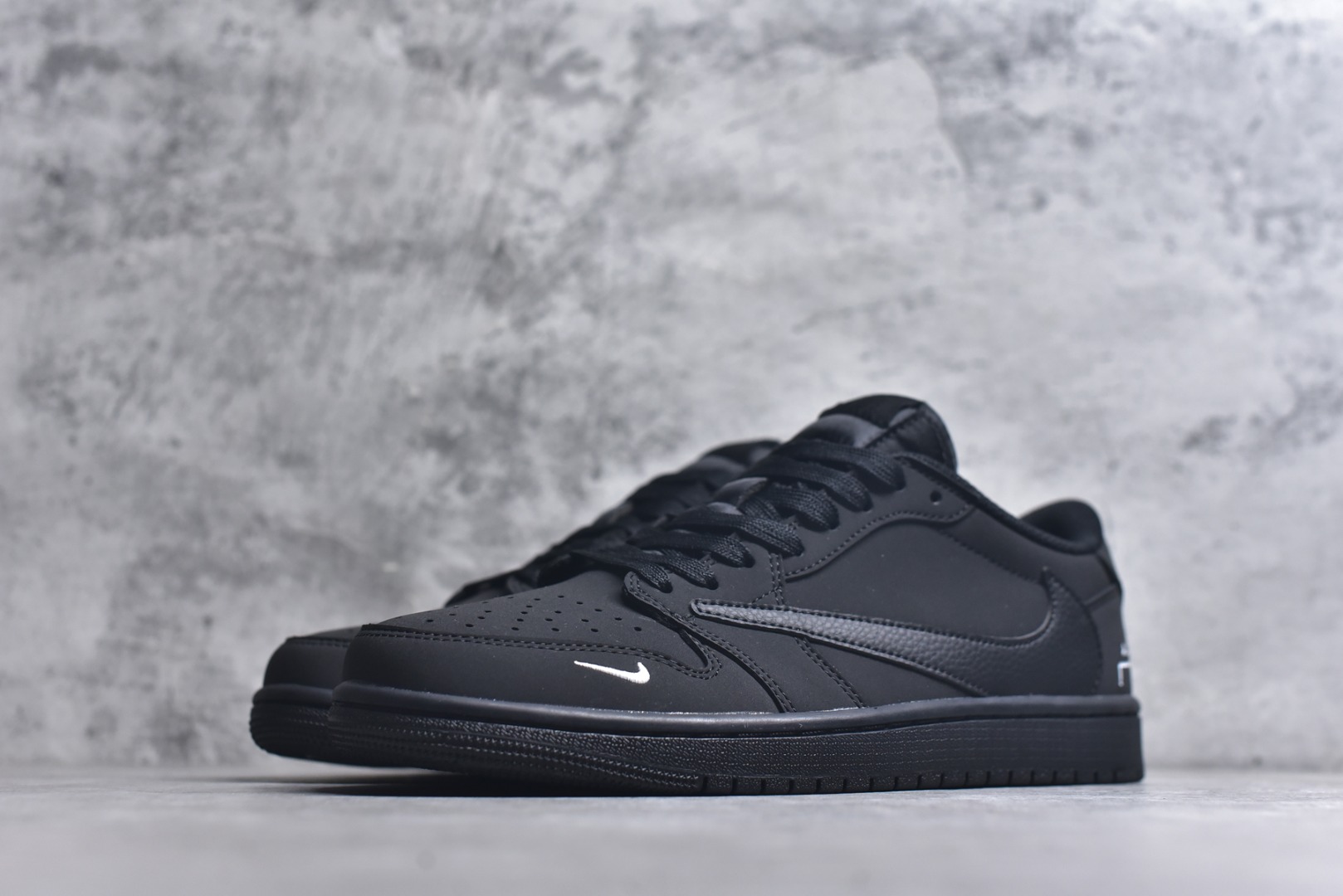图片[2]-#Travis Scott x Fragment Design x Air Jordan 1 Low OG SP AJ1 乔1联名黑白 低帮文化休闲板鞋 AC1808-190 #多方联名合作融合了Travis Scott 独特的音乐风格，藤原浩个性的设计风格以及Jordan品牌的经典元素 使其成为一双具有独特身份和价值的鞋子 清新而立体的外观加上联名标识更突出了其独特身份 这种配色方案显示出活力和时尚感 在视觉上引人注目 鞋身的质感和细腻的细节处理使其显得高端而格调十足 这款“倒钩”联名是设计与创意完美结合 融合多方的个性风格是一款备受瞩目的潮流鞋款 尺码：36 36.5 37.5 38 38.5 39 40 40.5 41 42 42.5 43 44 44.5 45 9.E5-选品中心