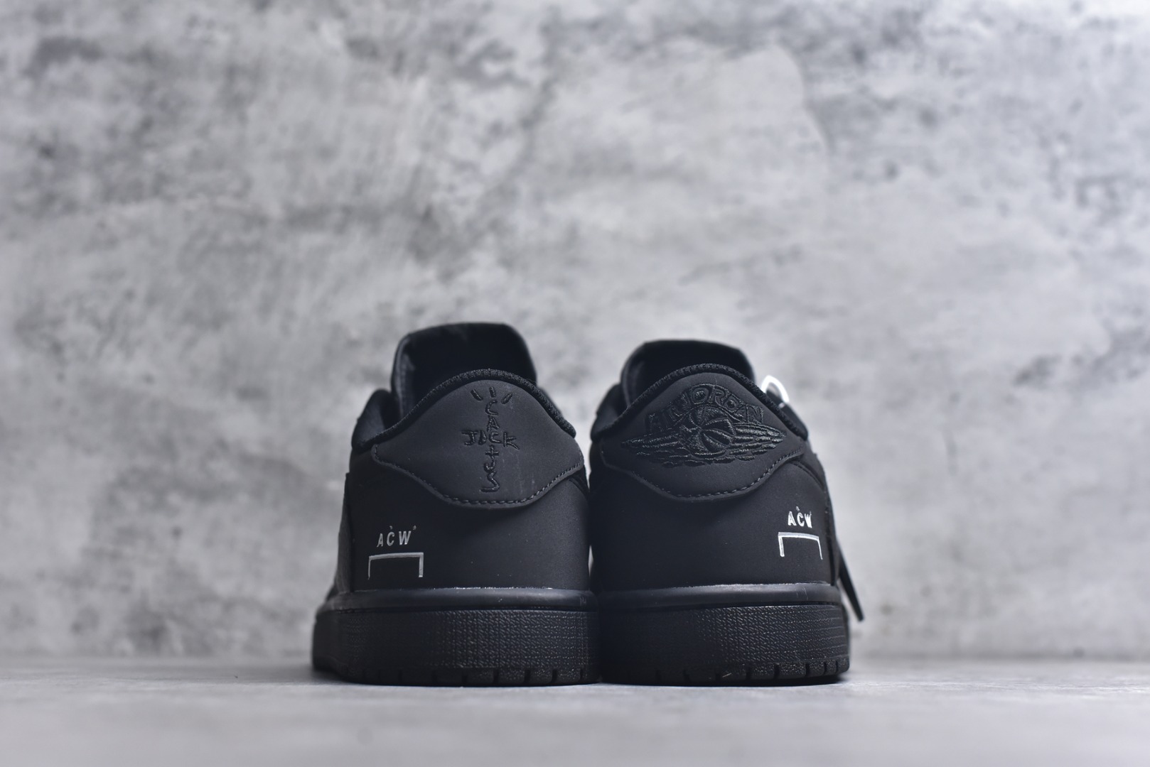 图片[5]-#Travis Scott x Fragment Design x Air Jordan 1 Low OG SP AJ1 乔1联名黑白 低帮文化休闲板鞋 AC1808-190 #多方联名合作融合了Travis Scott 独特的音乐风格，藤原浩个性的设计风格以及Jordan品牌的经典元素 使其成为一双具有独特身份和价值的鞋子 清新而立体的外观加上联名标识更突出了其独特身份 这种配色方案显示出活力和时尚感 在视觉上引人注目 鞋身的质感和细腻的细节处理使其显得高端而格调十足 这款“倒钩”联名是设计与创意完美结合 融合多方的个性风格是一款备受瞩目的潮流鞋款 尺码：36 36.5 37.5 38 38.5 39 40 40.5 41 42 42.5 43 44 44.5 45 9.E5-选品中心