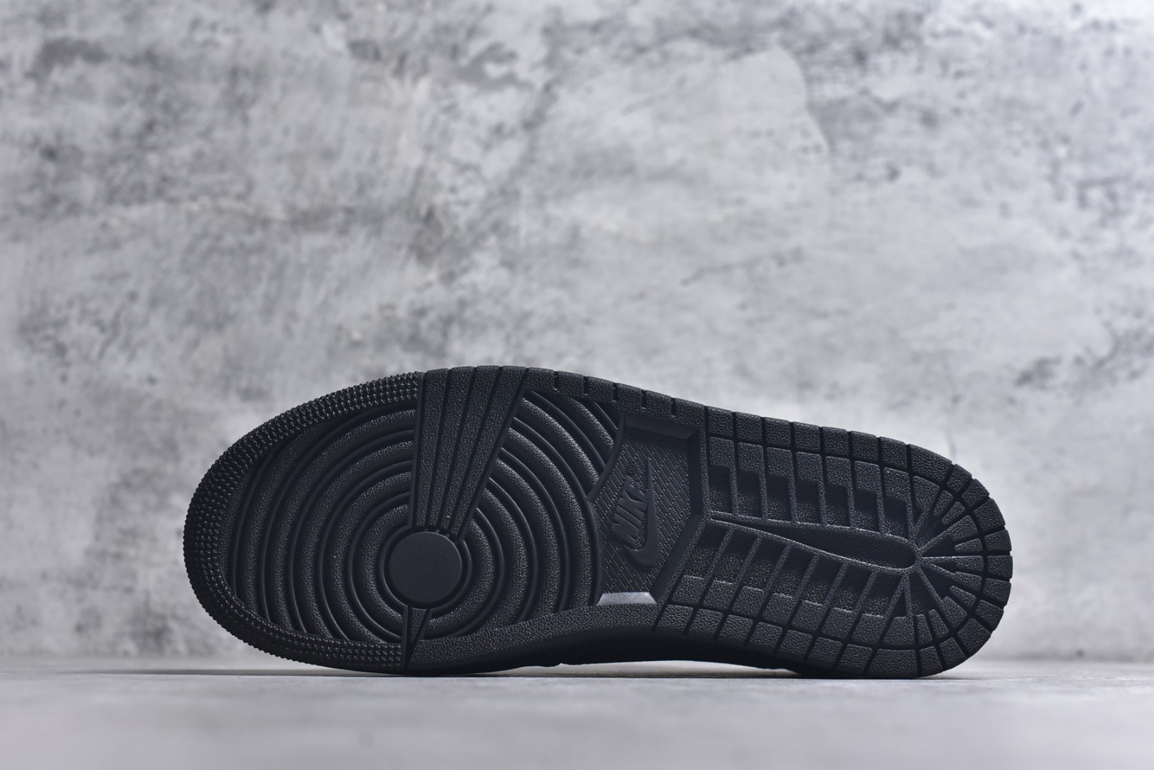 图片[6]-#Travis Scott x Fragment Design x Air Jordan 1 Low OG SP AJ1 乔1联名黑白 低帮文化休闲板鞋 AC1808-190 #多方联名合作融合了Travis Scott 独特的音乐风格，藤原浩个性的设计风格以及Jordan品牌的经典元素 使其成为一双具有独特身份和价值的鞋子 清新而立体的外观加上联名标识更突出了其独特身份 这种配色方案显示出活力和时尚感 在视觉上引人注目 鞋身的质感和细腻的细节处理使其显得高端而格调十足 这款“倒钩”联名是设计与创意完美结合 融合多方的个性风格是一款备受瞩目的潮流鞋款 尺码：36 36.5 37.5 38 38.5 39 40 40.5 41 42 42.5 43 44 44.5 45 9.E5-选品中心