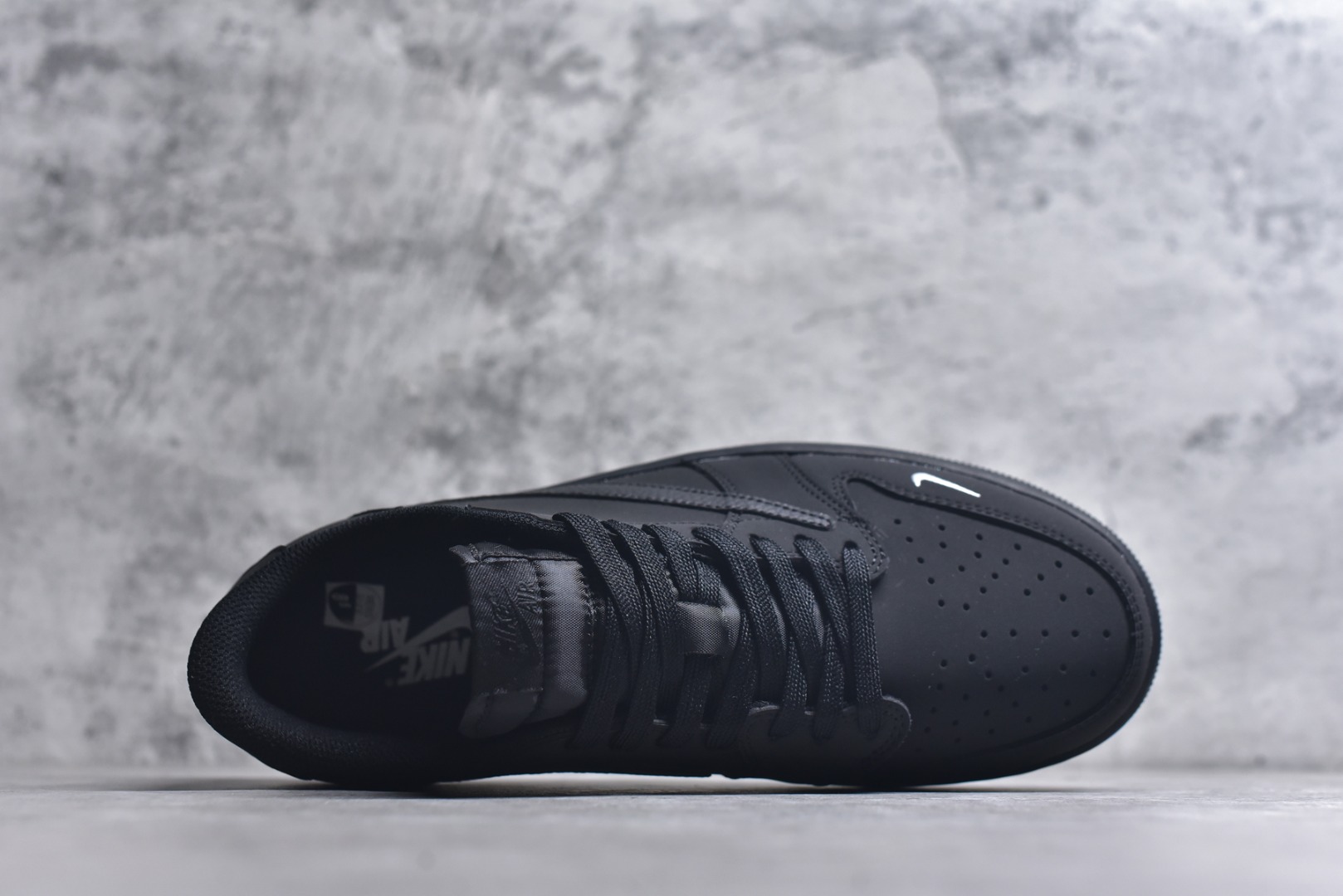 图片[4]-#Travis Scott x Fragment Design x Air Jordan 1 Low OG SP AJ1 乔1联名黑白 低帮文化休闲板鞋 AC1808-190 #多方联名合作融合了Travis Scott 独特的音乐风格，藤原浩个性的设计风格以及Jordan品牌的经典元素 使其成为一双具有独特身份和价值的鞋子 清新而立体的外观加上联名标识更突出了其独特身份 这种配色方案显示出活力和时尚感 在视觉上引人注目 鞋身的质感和细腻的细节处理使其显得高端而格调十足 这款“倒钩”联名是设计与创意完美结合 融合多方的个性风格是一款备受瞩目的潮流鞋款 尺码：36 36.5 37.5 38 38.5 39 40 40.5 41 42 42.5 43 44 44.5 45 9.E5-选品中心