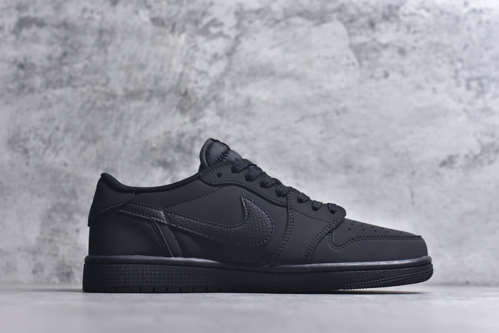 图片[3]-#Travis Scott x Fragment Design x Air Jordan 1 Low OG SP AJ1 乔1联名黑白 低帮文化休闲板鞋 AC1808-190 #多方联名合作融合了Travis Scott 独特的音乐风格，藤原浩个性的设计风格以及Jordan品牌的经典元素 使其成为一双具有独特身份和价值的鞋子 清新而立体的外观加上联名标识更突出了其独特身份 这种配色方案显示出活力和时尚感 在视觉上引人注目 鞋身的质感和细腻的细节处理使其显得高端而格调十足 这款“倒钩”联名是设计与创意完美结合 融合多方的个性风格是一款备受瞩目的潮流鞋款 尺码：36 36.5 37.5 38 38.5 39 40 40.5 41 42 42.5 43 44 44.5 45 9.E5-选品中心