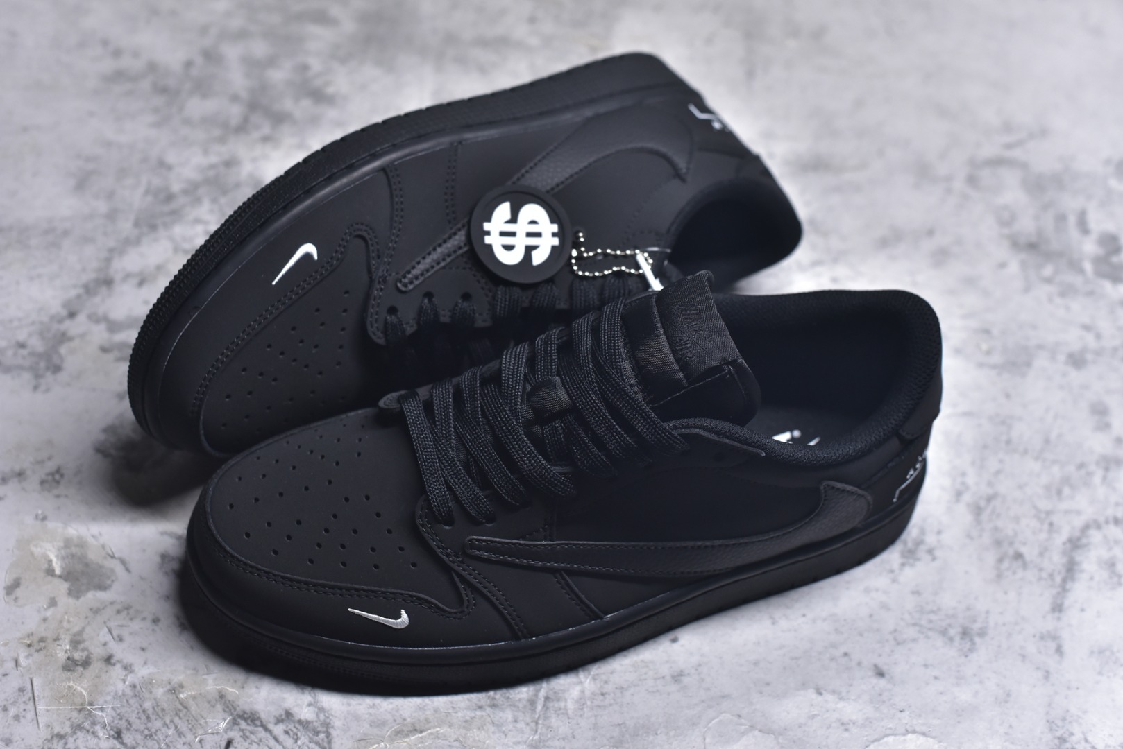 图片[7]-#Travis Scott x Fragment Design x Air Jordan 1 Low OG SP AJ1 乔1联名黑白 低帮文化休闲板鞋 AC1808-190 #多方联名合作融合了Travis Scott 独特的音乐风格，藤原浩个性的设计风格以及Jordan品牌的经典元素 使其成为一双具有独特身份和价值的鞋子 清新而立体的外观加上联名标识更突出了其独特身份 这种配色方案显示出活力和时尚感 在视觉上引人注目 鞋身的质感和细腻的细节处理使其显得高端而格调十足 这款“倒钩”联名是设计与创意完美结合 融合多方的个性风格是一款备受瞩目的潮流鞋款 尺码：36 36.5 37.5 38 38.5 39 40 40.5 41 42 42.5 43 44 44.5 45 9.E5-选品中心