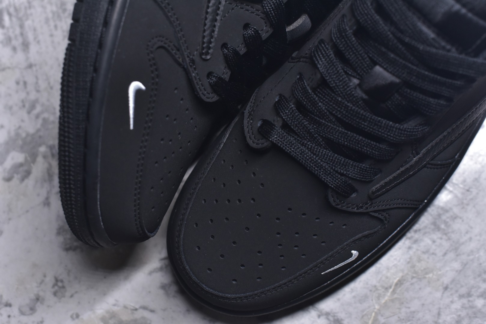 图片[8]-#Travis Scott x Fragment Design x Air Jordan 1 Low OG SP AJ1 乔1联名黑白 低帮文化休闲板鞋 AC1808-190 #多方联名合作融合了Travis Scott 独特的音乐风格，藤原浩个性的设计风格以及Jordan品牌的经典元素 使其成为一双具有独特身份和价值的鞋子 清新而立体的外观加上联名标识更突出了其独特身份 这种配色方案显示出活力和时尚感 在视觉上引人注目 鞋身的质感和细腻的细节处理使其显得高端而格调十足 这款“倒钩”联名是设计与创意完美结合 融合多方的个性风格是一款备受瞩目的潮流鞋款 尺码：36 36.5 37.5 38 38.5 39 40 40.5 41 42 42.5 43 44 44.5 45 9.E5-选品中心