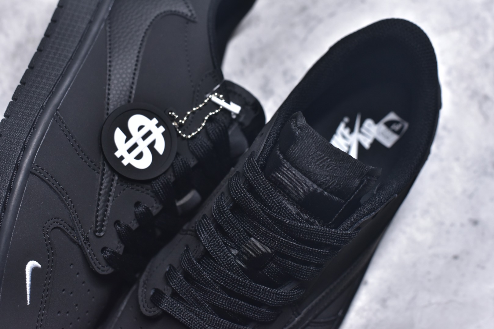 图片[9]-#Travis Scott x Fragment Design x Air Jordan 1 Low OG SP AJ1 乔1联名黑白 低帮文化休闲板鞋 AC1808-190 #多方联名合作融合了Travis Scott 独特的音乐风格，藤原浩个性的设计风格以及Jordan品牌的经典元素 使其成为一双具有独特身份和价值的鞋子 清新而立体的外观加上联名标识更突出了其独特身份 这种配色方案显示出活力和时尚感 在视觉上引人注目 鞋身的质感和细腻的细节处理使其显得高端而格调十足 这款“倒钩”联名是设计与创意完美结合 融合多方的个性风格是一款备受瞩目的潮流鞋款 尺码：36 36.5 37.5 38 38.5 39 40 40.5 41 42 42.5 43 44 44.5 45 9.E5-选品中心