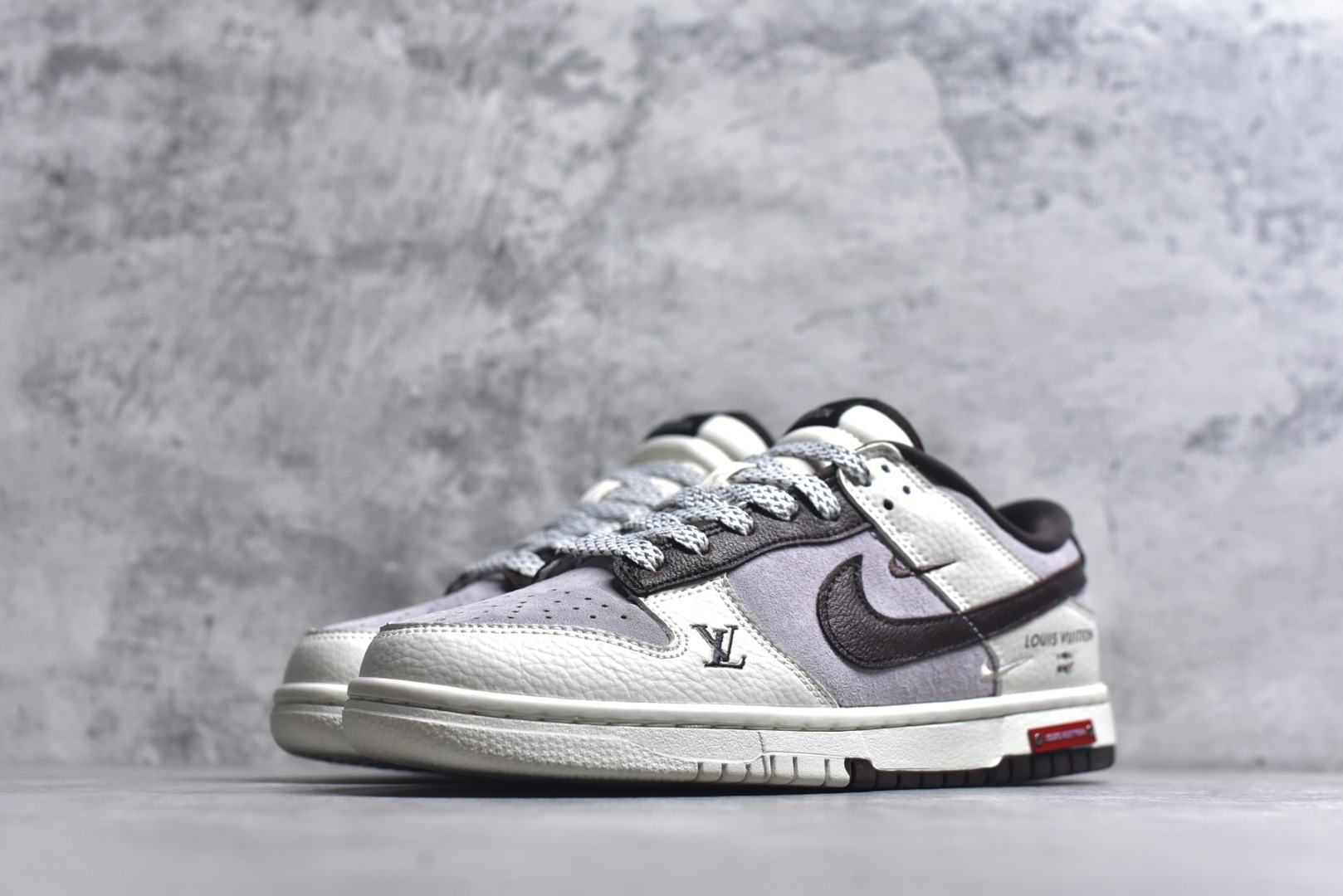 图片[2]-#Nike SB Dunk Low“LV联名——白咖啡” 高端定制 低帮休闲板鞋 定制鞋盒 Ortholite鞋垫透气防臭 大厂纯原品质出货 超高清洁度 皮料切割干净无任何毛边 细节完美 货号：YF9511-906 尺码：36 36.5 37.5 38 38.5 39 40 40.5 41 42 42.5 43 44 44.5 45-选品中心