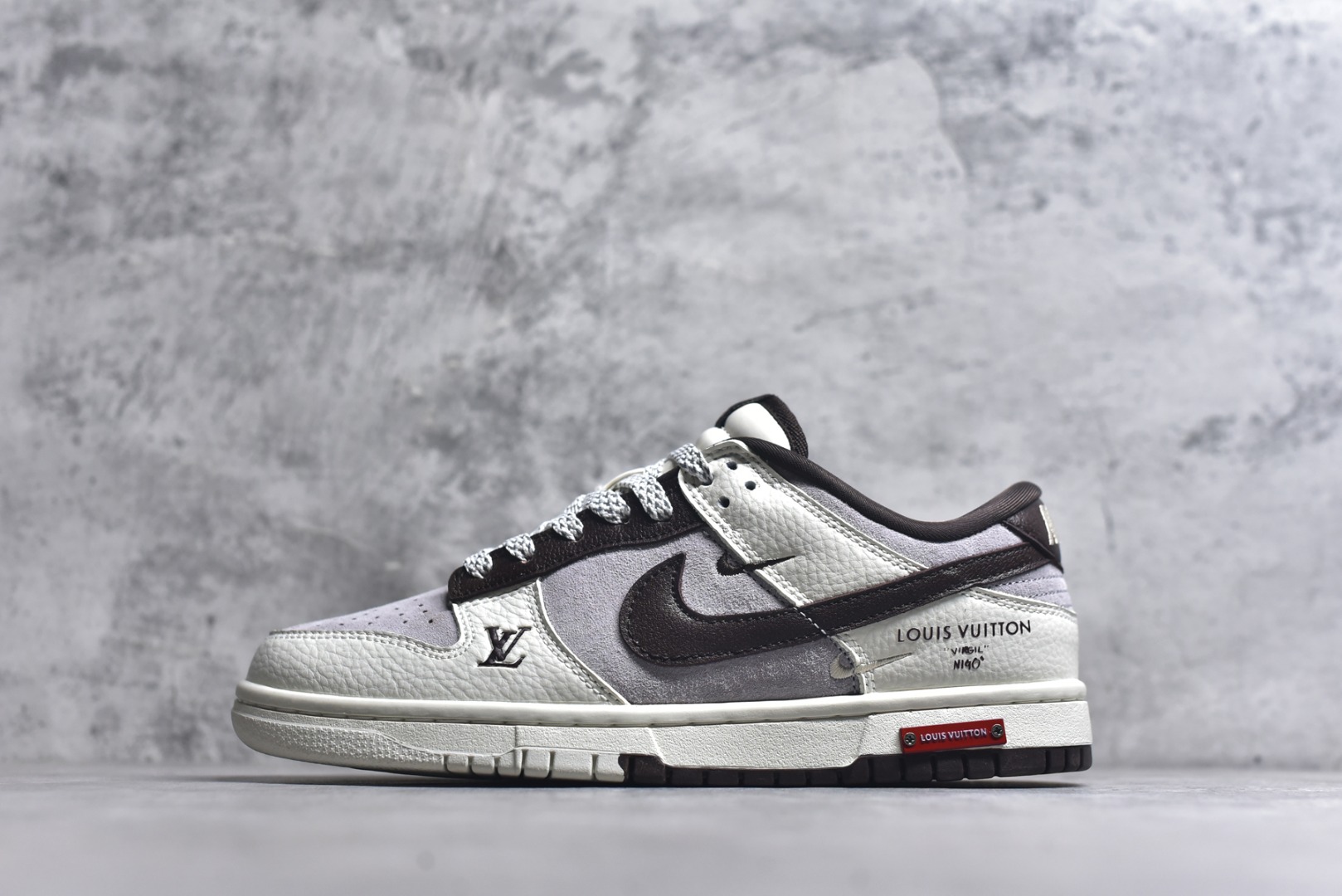 #Nike SB Dunk Low“LV联名——白咖啡” 高端定制 低帮休闲板鞋 定制鞋盒 Ortholite鞋垫透气防臭 大厂纯原品质出货 超高清洁度 皮料切割干净无任何毛边 细节完美 货号：YF9511-906 尺码：36 36.5 37.5 38 38.5 39 40 40.5 41 42 42.5 43 44 44.5 45-选品中心