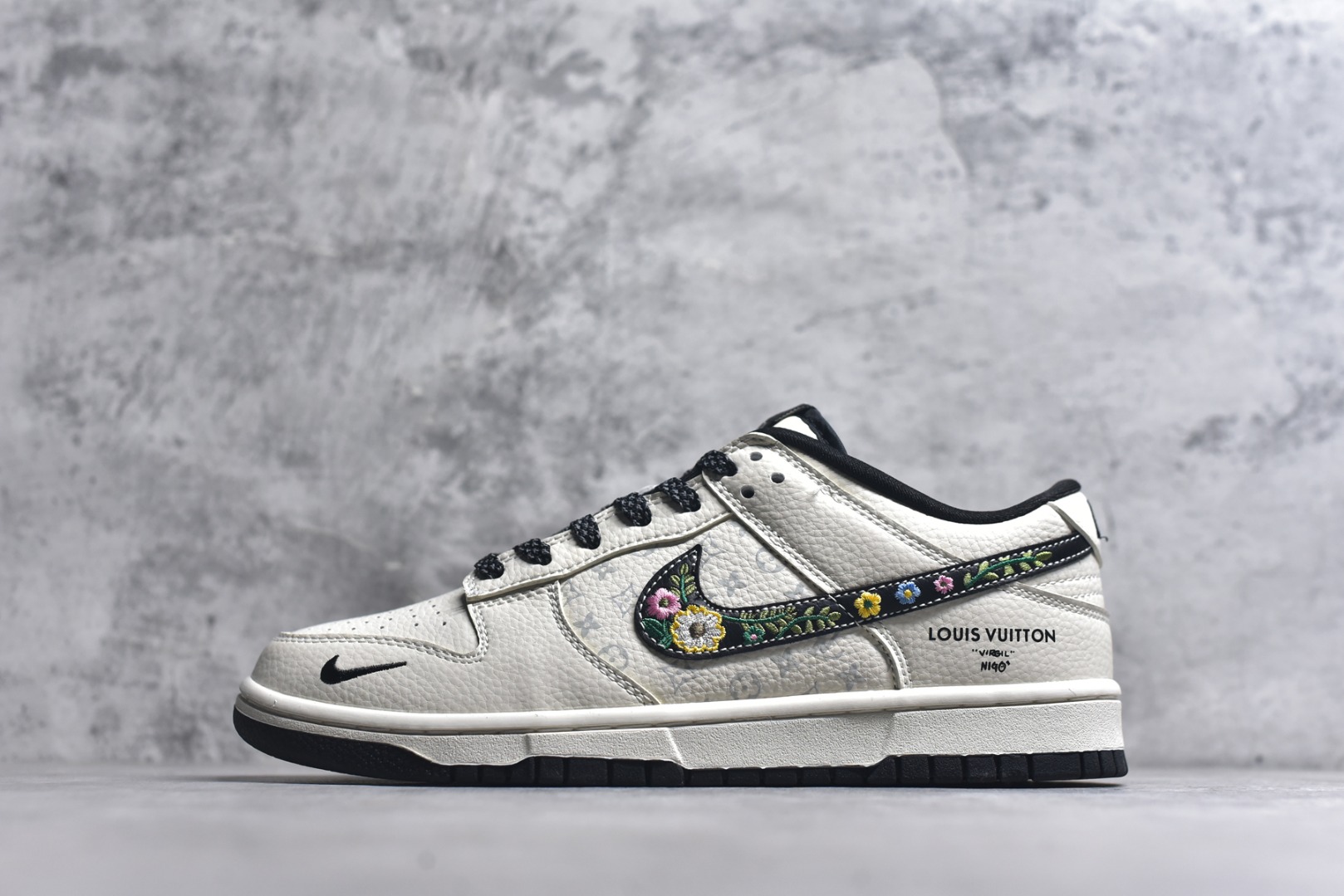 #爆款限量发售❤️ 妈妈的爱Just doit 缝的Nike联名 ❤️高端定制 Nike SB Dunk Low “手工刺绣Nike联名------米白黑lv印花” 高端定制 低帮休闲板鞋 定制鞋盒 大厂纯原品质出货 超高清洁度 皮料切割干净无任何毛边 细节完美 货号：DS6608-017 尺码：36 36.5 37.5 38 38.5 39 40 40.5 41 42 42.5 43 44 44.5 45-选品中心