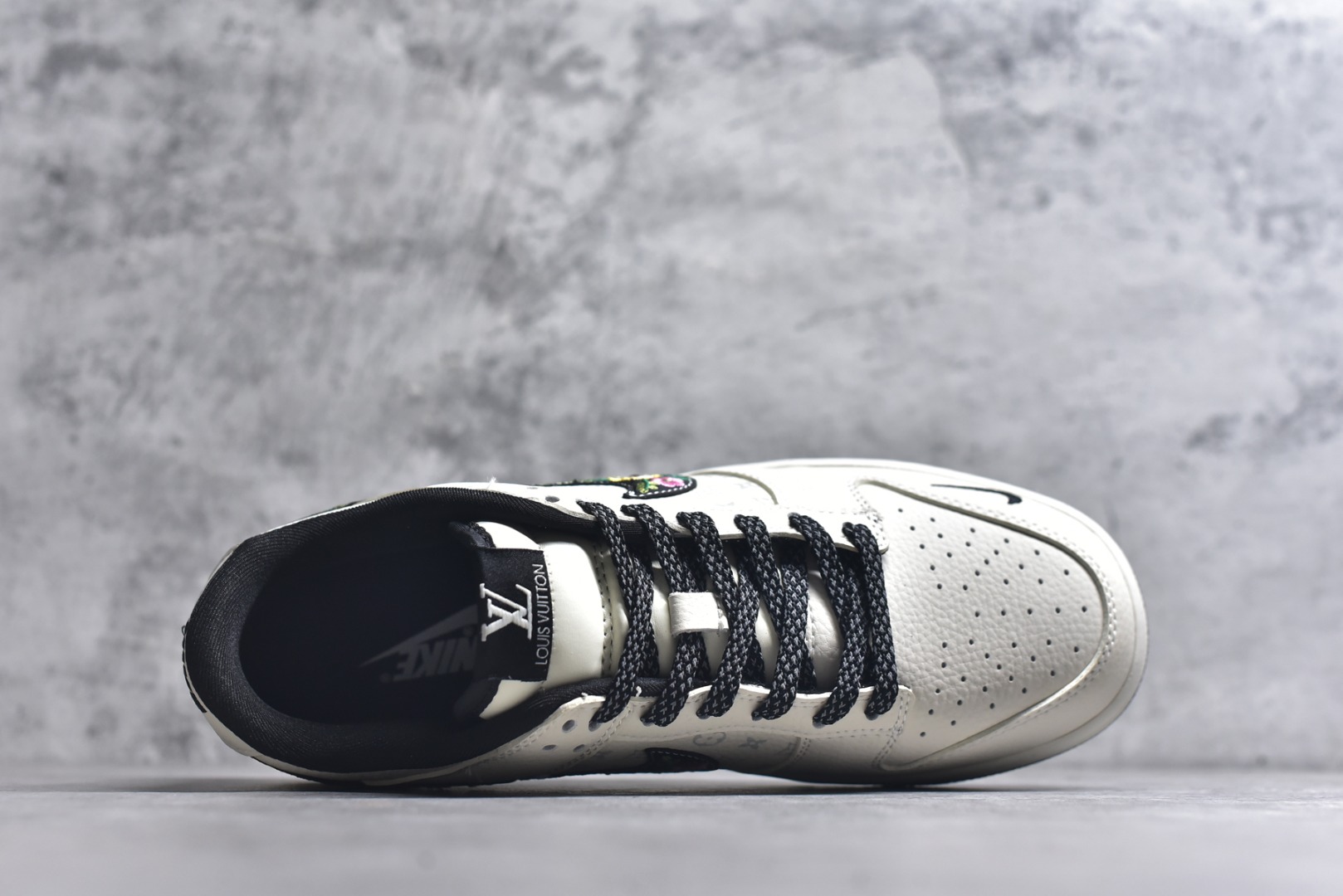 图片[4]-#爆款限量发售❤️ 妈妈的爱Just doit 缝的Nike联名 ❤️高端定制 Nike SB Dunk Low “手工刺绣Nike联名——米白黑lv印花” 高端定制 低帮休闲板鞋 定制鞋盒 大厂纯原品质出货 超高清洁度 皮料切割干净无任何毛边 细节完美 货号：DS6608-017 尺码：36 36.5 37.5 38 38.5 39 40 40.5 41 42 42.5 43 44 44.5 45-选品中心