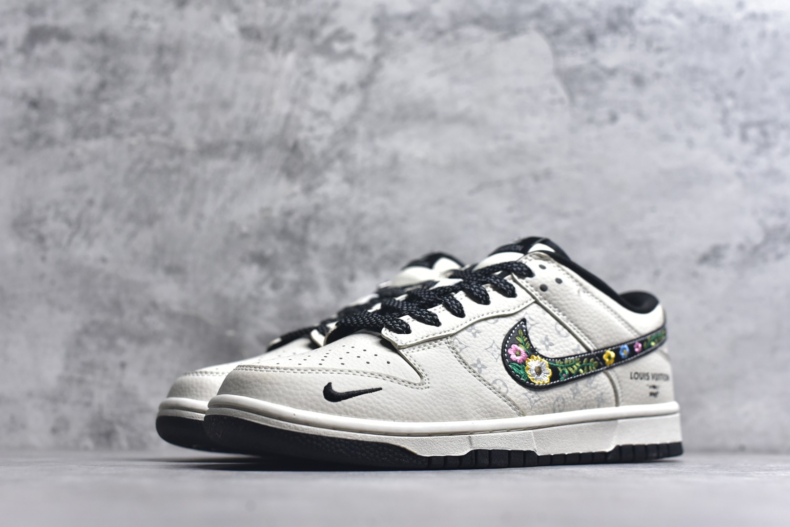 图片[2]-#爆款限量发售❤️ 妈妈的爱Just doit 缝的Nike联名 ❤️高端定制 Nike SB Dunk Low “手工刺绣Nike联名——米白黑lv印花” 高端定制 低帮休闲板鞋 定制鞋盒 大厂纯原品质出货 超高清洁度 皮料切割干净无任何毛边 细节完美 货号：DS6608-017 尺码：36 36.5 37.5 38 38.5 39 40 40.5 41 42 42.5 43 44 44.5 45-选品中心