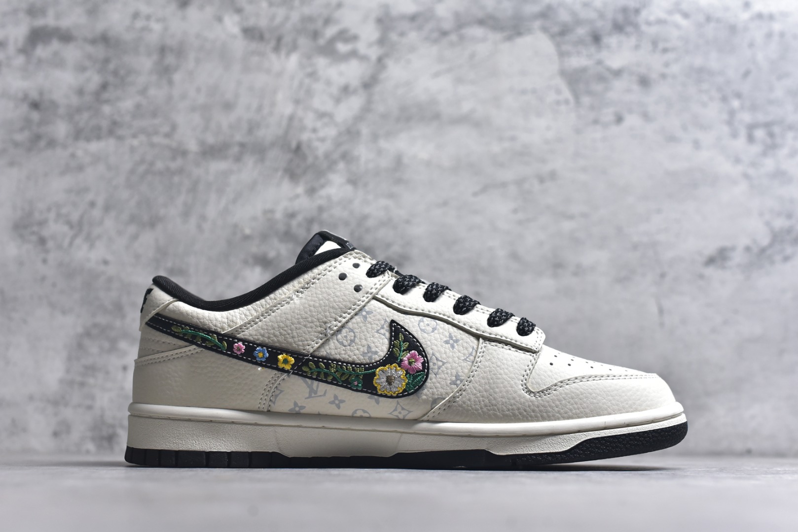 图片[3]-#爆款限量发售❤️ 妈妈的爱Just doit 缝的Nike联名 ❤️高端定制 Nike SB Dunk Low “手工刺绣Nike联名——米白黑lv印花” 高端定制 低帮休闲板鞋 定制鞋盒 大厂纯原品质出货 超高清洁度 皮料切割干净无任何毛边 细节完美 货号：DS6608-017 尺码：36 36.5 37.5 38 38.5 39 40 40.5 41 42 42.5 43 44 44.5 45-选品中心