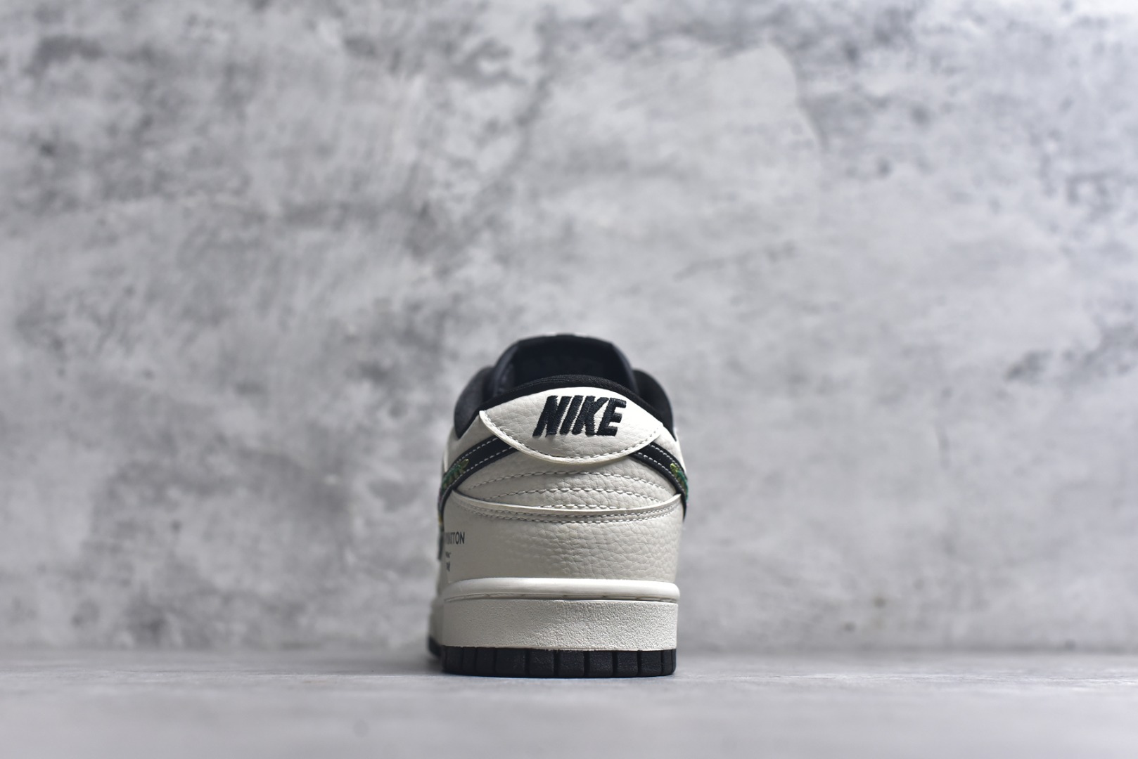 图片[5]-#爆款限量发售❤️ 妈妈的爱Just doit 缝的Nike联名 ❤️高端定制 Nike SB Dunk Low “手工刺绣Nike联名——米白黑lv印花” 高端定制 低帮休闲板鞋 定制鞋盒 大厂纯原品质出货 超高清洁度 皮料切割干净无任何毛边 细节完美 货号：DS6608-017 尺码：36 36.5 37.5 38 38.5 39 40 40.5 41 42 42.5 43 44 44.5 45-选品中心