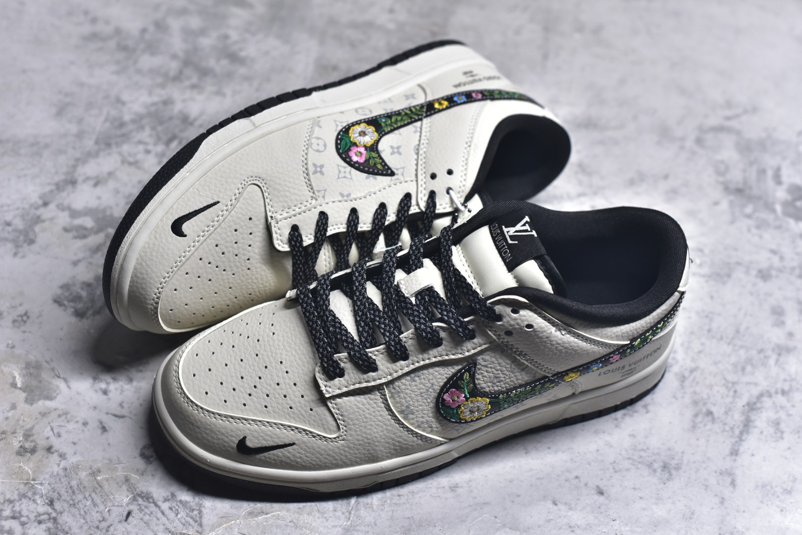 图片[7]-#爆款限量发售❤️ 妈妈的爱Just doit 缝的Nike联名 ❤️高端定制 Nike SB Dunk Low “手工刺绣Nike联名——米白黑lv印花” 高端定制 低帮休闲板鞋 定制鞋盒 大厂纯原品质出货 超高清洁度 皮料切割干净无任何毛边 细节完美 货号：DS6608-017 尺码：36 36.5 37.5 38 38.5 39 40 40.5 41 42 42.5 43 44 44.5 45-选品中心