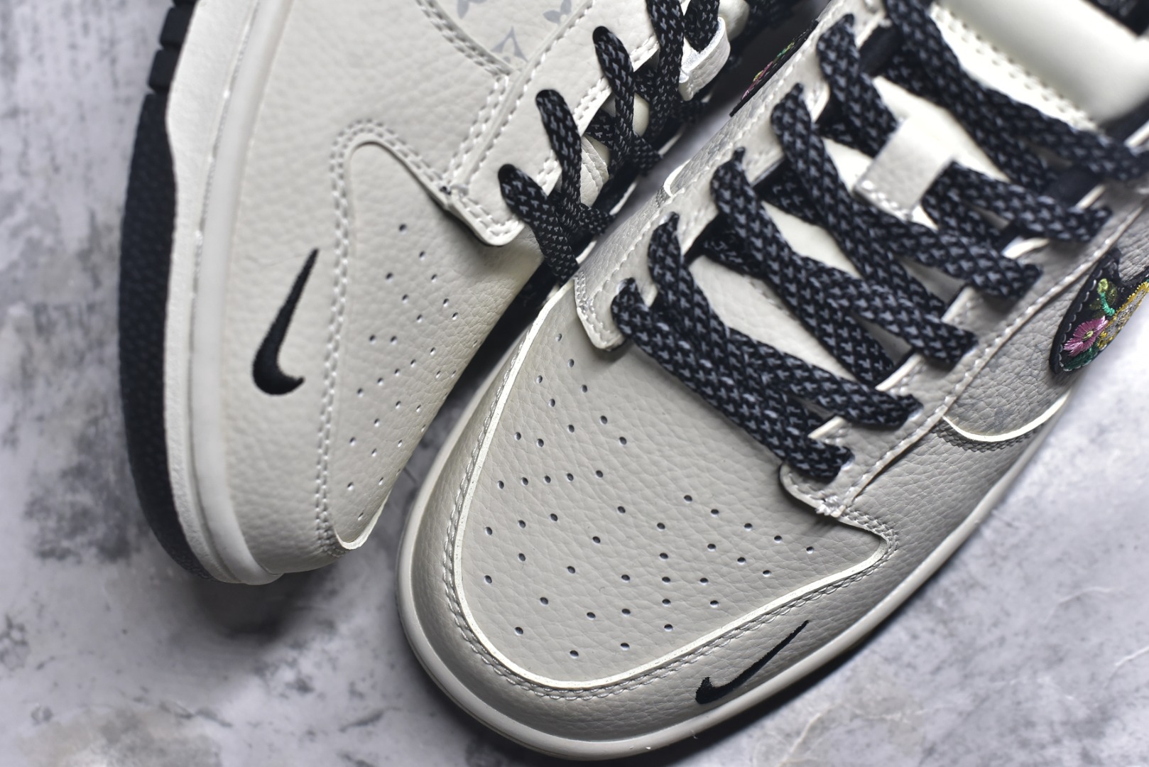 图片[8]-#爆款限量发售❤️ 妈妈的爱Just doit 缝的Nike联名 ❤️高端定制 Nike SB Dunk Low “手工刺绣Nike联名——米白黑lv印花” 高端定制 低帮休闲板鞋 定制鞋盒 大厂纯原品质出货 超高清洁度 皮料切割干净无任何毛边 细节完美 货号：DS6608-017 尺码：36 36.5 37.5 38 38.5 39 40 40.5 41 42 42.5 43 44 44.5 45-选品中心