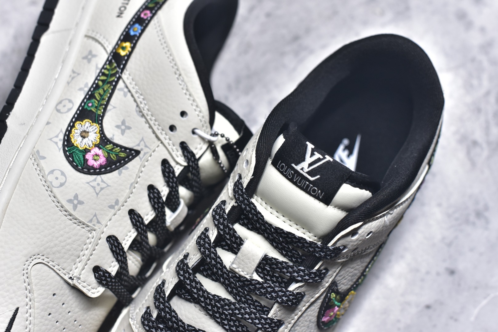 图片[9]-#爆款限量发售❤️ 妈妈的爱Just doit 缝的Nike联名 ❤️高端定制 Nike SB Dunk Low “手工刺绣Nike联名——米白黑lv印花” 高端定制 低帮休闲板鞋 定制鞋盒 大厂纯原品质出货 超高清洁度 皮料切割干净无任何毛边 细节完美 货号：DS6608-017 尺码：36 36.5 37.5 38 38.5 39 40 40.5 41 42 42.5 43 44 44.5 45-选品中心