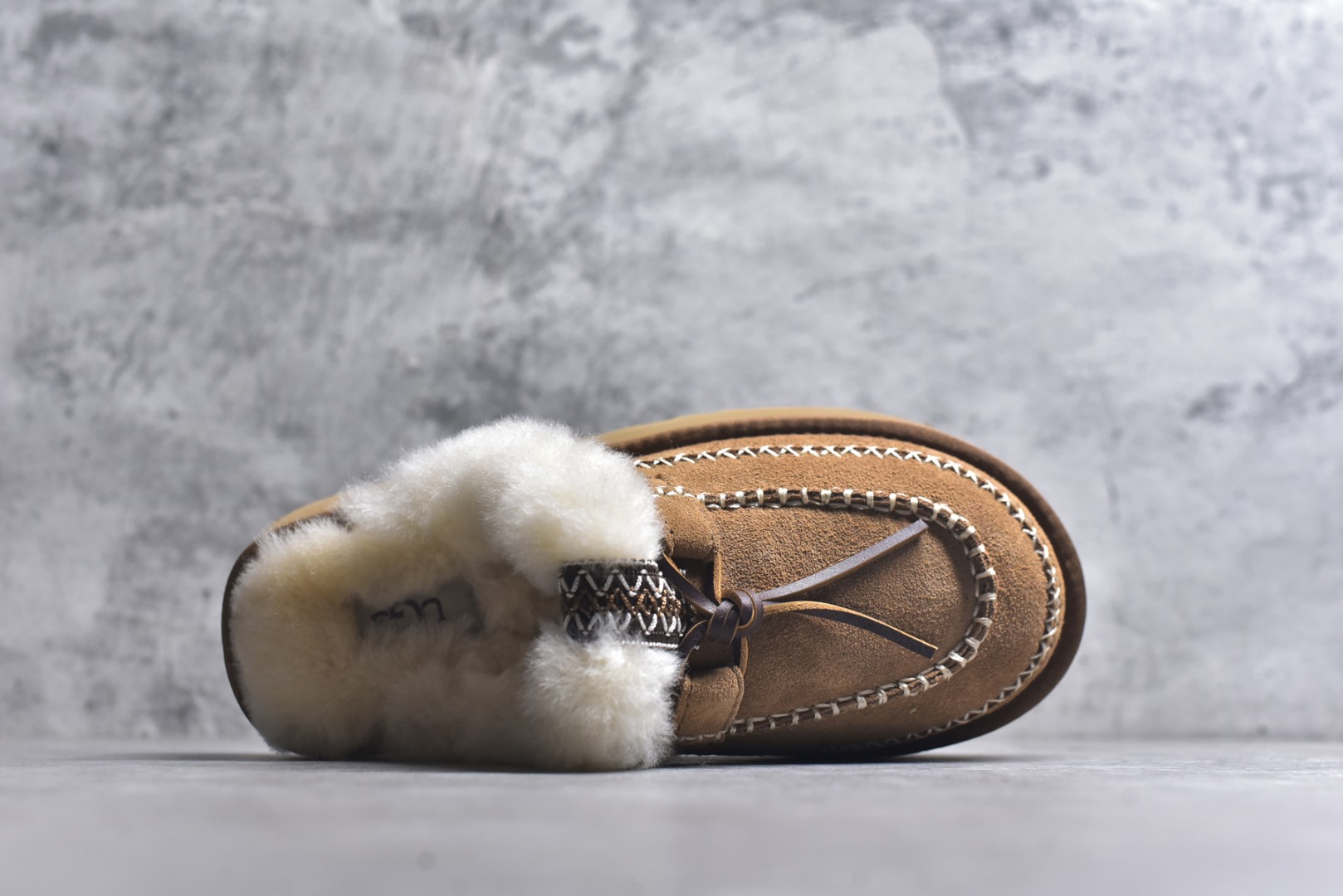 图片[4]-#X1 全网热卖款最齐 UGG 130个配色 市面顶级版本 UGG 阿尔派半拖 3CM中厚底 女款 小红书爆款 广州外贸大厂生产 鞋头到鞋垫真羊皮毛一体 独立外盒包装 芯片 带防水工艺 区别市面任何版本 3cm厚底 独立原版开发大底 羊绒鞋垫 冬季保暖外出 家居都是很适合的选择 进年uug推出款式系列 局部偏向年轻消费者喜好 也走到时尚潮流穿搭的前沿 鞋身材质 防泼水涂层翻毛皮鞋面 17毫米UGGPURE™植入式羊毛内底 轻便防滑舒适橡胶外底 带有品牌LOGO商标 带全套包装 尺码： 35 36 37 38 39 40-选品中心