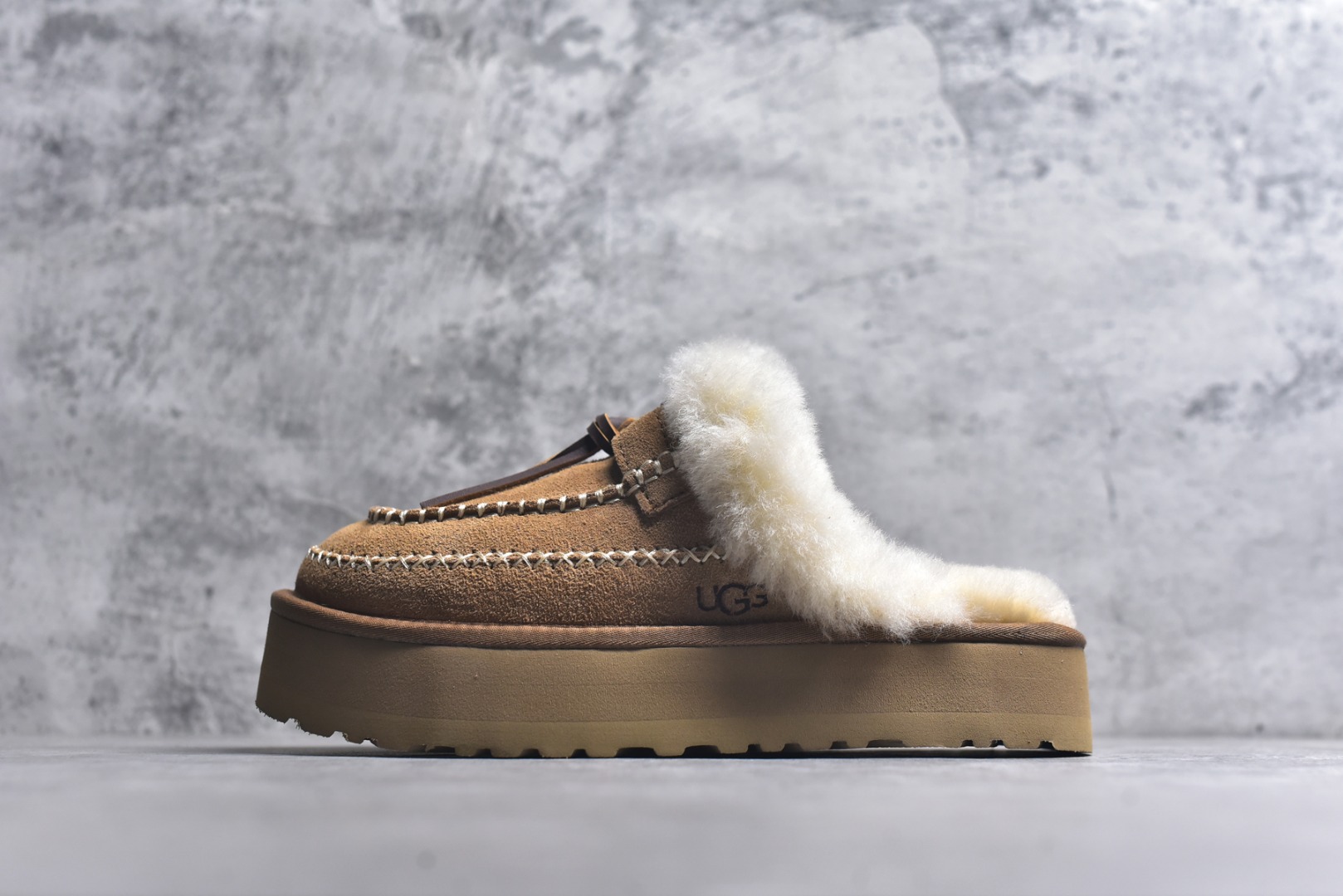 #X1 全网热卖款最齐 UGG 130个配色 市面顶级版本 UGG 阿尔派半拖 3CM中厚底 女款 小红书爆款 广州外贸大厂生产 鞋头到鞋垫真羊皮毛一体 独立外盒包装 芯片 带防水工艺 区别市面任何版本 3cm厚底 独立原版开发大底 羊绒鞋垫 冬季保暖外出 家居都是很适合的选择 进年uug推出款式系列 局部偏向年轻消费者喜好 也走到时尚潮流穿搭的前沿 鞋身材质 防泼水涂层翻毛皮鞋面 17毫米UGGPURE™植入式羊毛内底 轻便防滑舒适橡胶外底 带有品牌LOGO商标 带全套包装 尺码： 35 36 37 38 39 40-选品中心