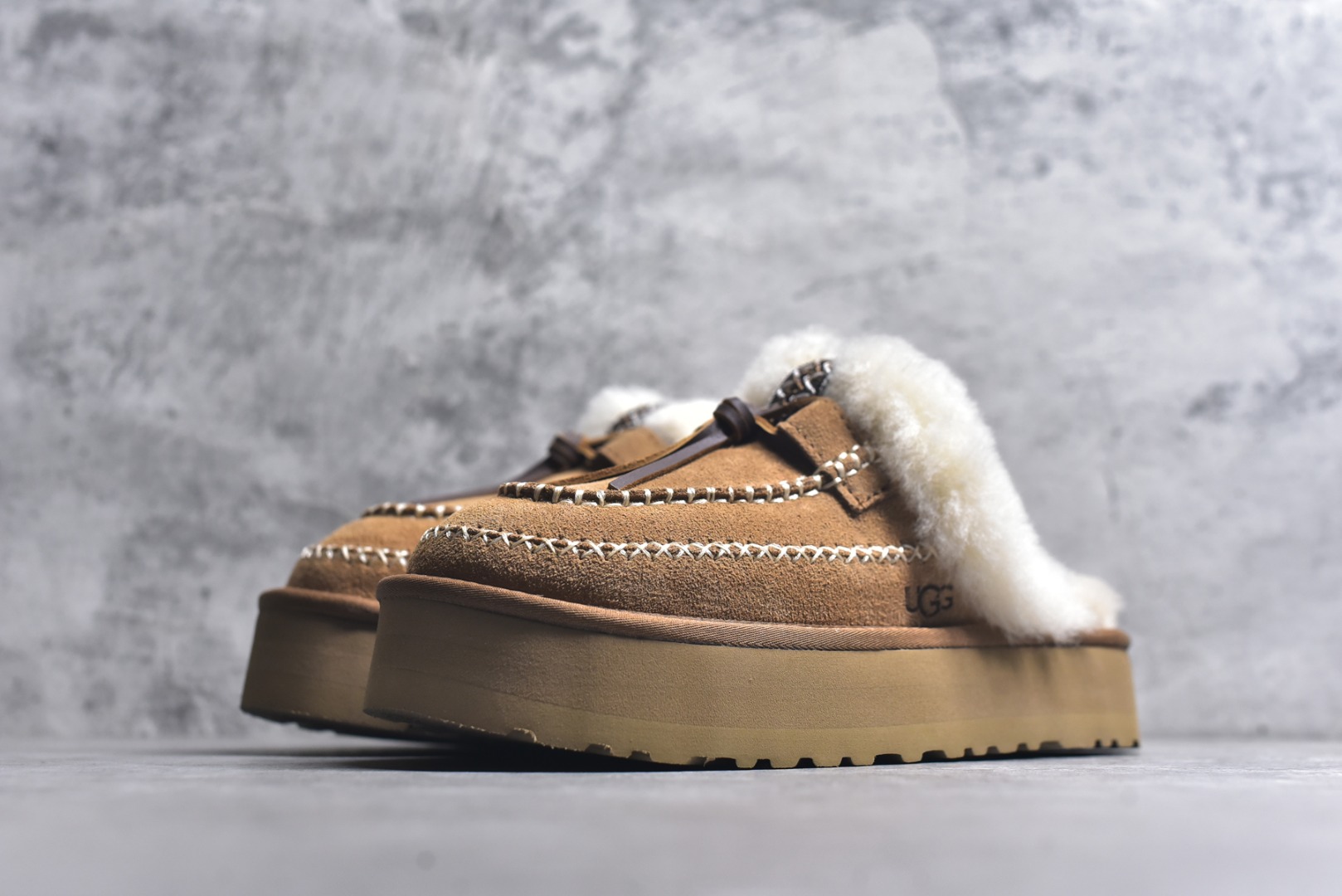 图片[2]-#X1 全网热卖款最齐 UGG 130个配色 市面顶级版本 UGG 阿尔派半拖 3CM中厚底 女款 小红书爆款 广州外贸大厂生产 鞋头到鞋垫真羊皮毛一体 独立外盒包装 芯片 带防水工艺 区别市面任何版本 3cm厚底 独立原版开发大底 羊绒鞋垫 冬季保暖外出 家居都是很适合的选择 进年uug推出款式系列 局部偏向年轻消费者喜好 也走到时尚潮流穿搭的前沿 鞋身材质 防泼水涂层翻毛皮鞋面 17毫米UGGPURE™植入式羊毛内底 轻便防滑舒适橡胶外底 带有品牌LOGO商标 带全套包装 尺码： 35 36 37 38 39 40-选品中心