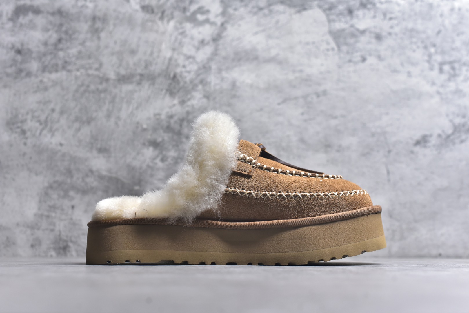 图片[3]-#X1 全网热卖款最齐 UGG 130个配色 市面顶级版本 UGG 阿尔派半拖 3CM中厚底 女款 小红书爆款 广州外贸大厂生产 鞋头到鞋垫真羊皮毛一体 独立外盒包装 芯片 带防水工艺 区别市面任何版本 3cm厚底 独立原版开发大底 羊绒鞋垫 冬季保暖外出 家居都是很适合的选择 进年uug推出款式系列 局部偏向年轻消费者喜好 也走到时尚潮流穿搭的前沿 鞋身材质 防泼水涂层翻毛皮鞋面 17毫米UGGPURE™植入式羊毛内底 轻便防滑舒适橡胶外底 带有品牌LOGO商标 带全套包装 尺码： 35 36 37 38 39 40-选品中心