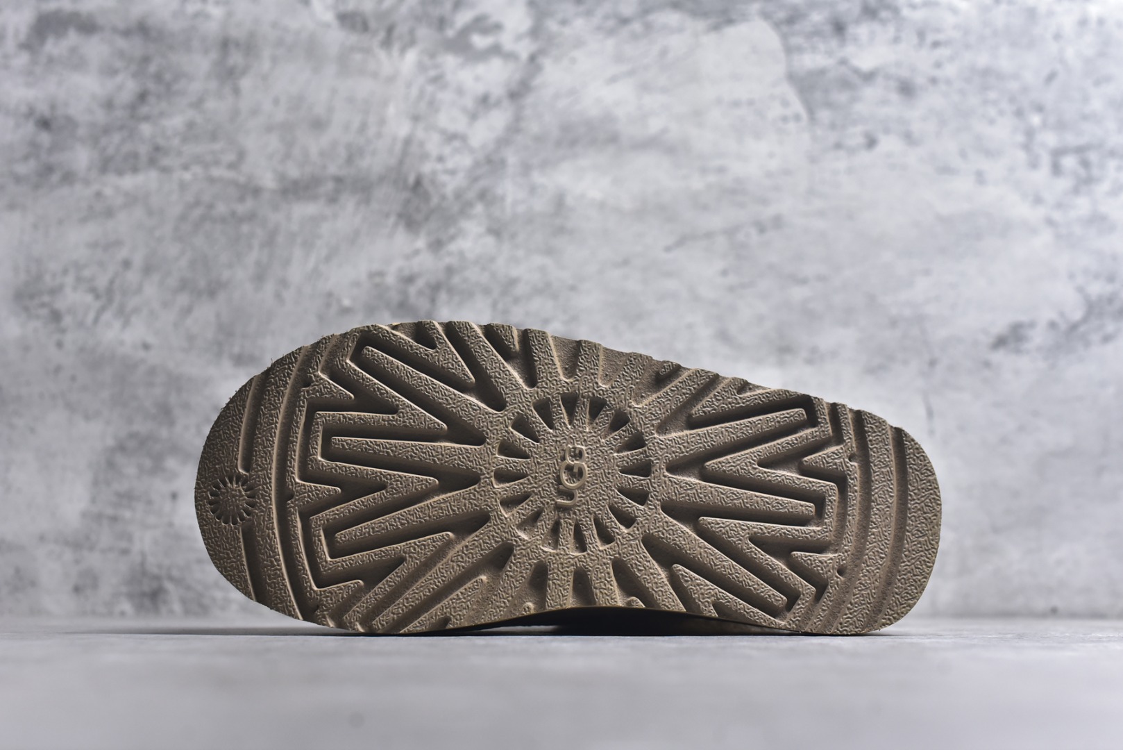 图片[6]-#X1 全网热卖款最齐 UGG 130个配色 市面顶级版本 UGG 阿尔派半拖 3CM中厚底 女款 小红书爆款 广州外贸大厂生产 鞋头到鞋垫真羊皮毛一体 独立外盒包装 芯片 带防水工艺 区别市面任何版本 3cm厚底 独立原版开发大底 羊绒鞋垫 冬季保暖外出 家居都是很适合的选择 进年uug推出款式系列 局部偏向年轻消费者喜好 也走到时尚潮流穿搭的前沿 鞋身材质 防泼水涂层翻毛皮鞋面 17毫米UGGPURE™植入式羊毛内底 轻便防滑舒适橡胶外底 带有品牌LOGO商标 带全套包装 尺码： 35 36 37 38 39 40-选品中心