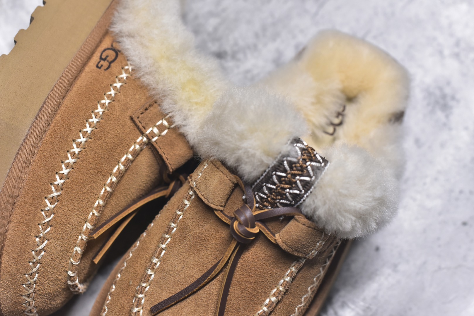 图片[9]-#X1 全网热卖款最齐 UGG 130个配色 市面顶级版本 UGG 阿尔派半拖 3CM中厚底 女款 小红书爆款 广州外贸大厂生产 鞋头到鞋垫真羊皮毛一体 独立外盒包装 芯片 带防水工艺 区别市面任何版本 3cm厚底 独立原版开发大底 羊绒鞋垫 冬季保暖外出 家居都是很适合的选择 进年uug推出款式系列 局部偏向年轻消费者喜好 也走到时尚潮流穿搭的前沿 鞋身材质 防泼水涂层翻毛皮鞋面 17毫米UGGPURE™植入式羊毛内底 轻便防滑舒适橡胶外底 带有品牌LOGO商标 带全套包装 尺码： 35 36 37 38 39 40-选品中心