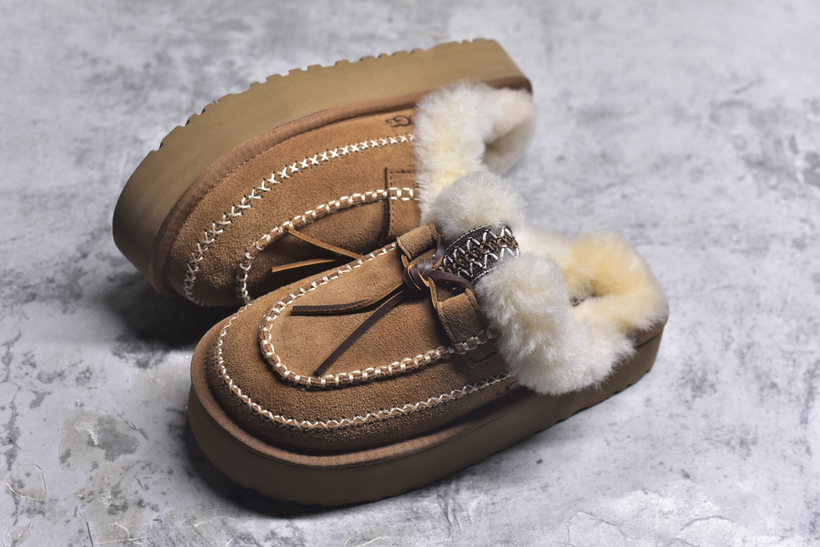 图片[7]-#X1 全网热卖款最齐 UGG 130个配色 市面顶级版本 UGG 阿尔派半拖 3CM中厚底 女款 小红书爆款 广州外贸大厂生产 鞋头到鞋垫真羊皮毛一体 独立外盒包装 芯片 带防水工艺 区别市面任何版本 3cm厚底 独立原版开发大底 羊绒鞋垫 冬季保暖外出 家居都是很适合的选择 进年uug推出款式系列 局部偏向年轻消费者喜好 也走到时尚潮流穿搭的前沿 鞋身材质 防泼水涂层翻毛皮鞋面 17毫米UGGPURE™植入式羊毛内底 轻便防滑舒适橡胶外底 带有品牌LOGO商标 带全套包装 尺码： 35 36 37 38 39 40-选品中心