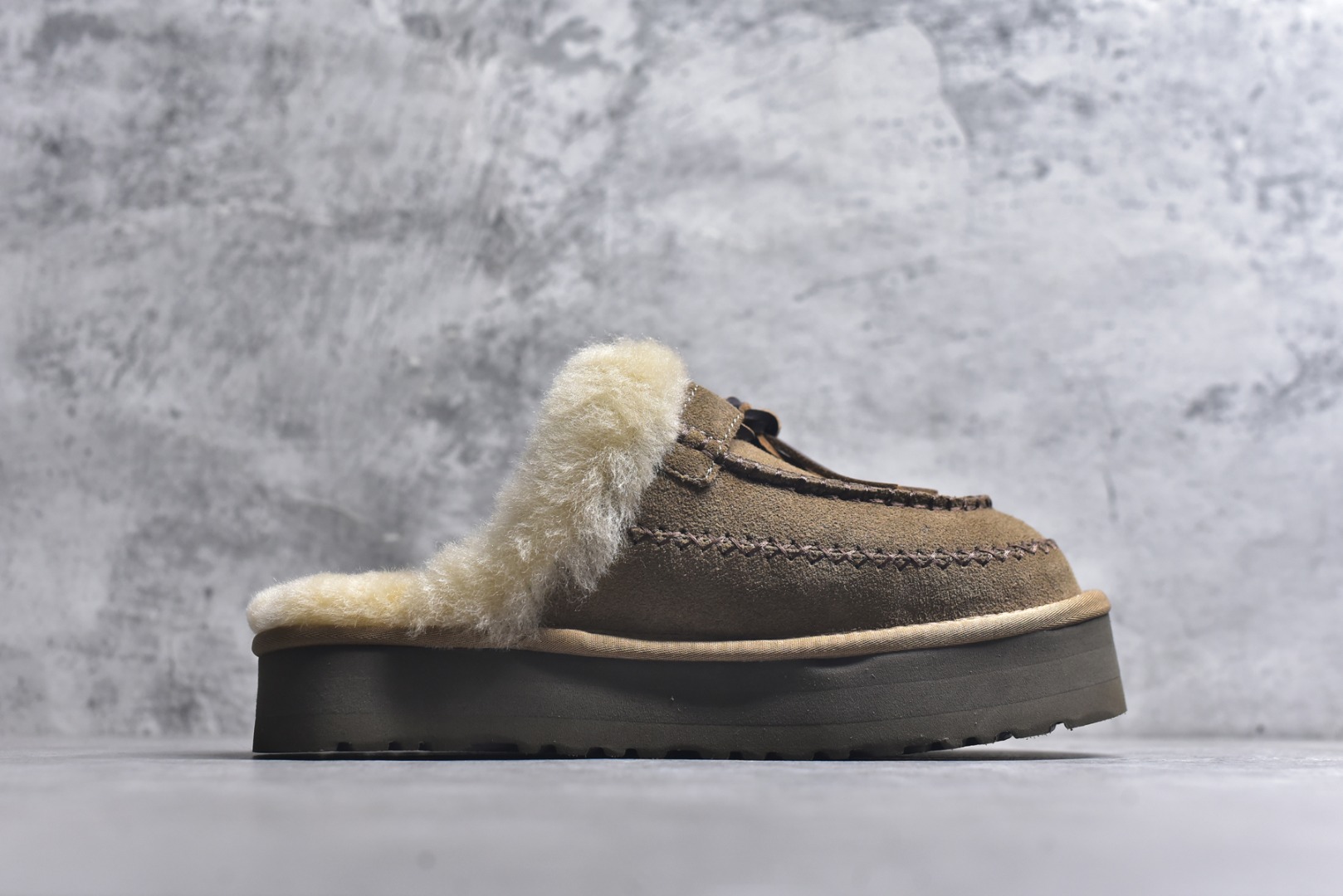 图片[3]-#X1 全网热卖款最齐 UGG 130个配色 市面顶级版本 UGG 阿尔派半拖 3CM中厚底 女款 小红书爆款 广州外贸大厂生产 鞋头到鞋垫真羊皮毛一体 独立外盒包装 芯片 带防水工艺 区别市面任何版本 3cm厚底 独立原版开发大底 羊绒鞋垫 冬季保暖外出 家居都是很适合的选择 进年uug推出款式系列 局部偏向年轻消费者喜好 也走到时尚潮流穿搭的前沿 鞋身材质 防泼水涂层翻毛皮鞋面 17毫米UGGPURE™植入式羊毛内底 轻便防滑舒适橡胶外底 带有品牌LOGO商标 带全套包装 尺码： 35 36 37 38 39 40-选品中心