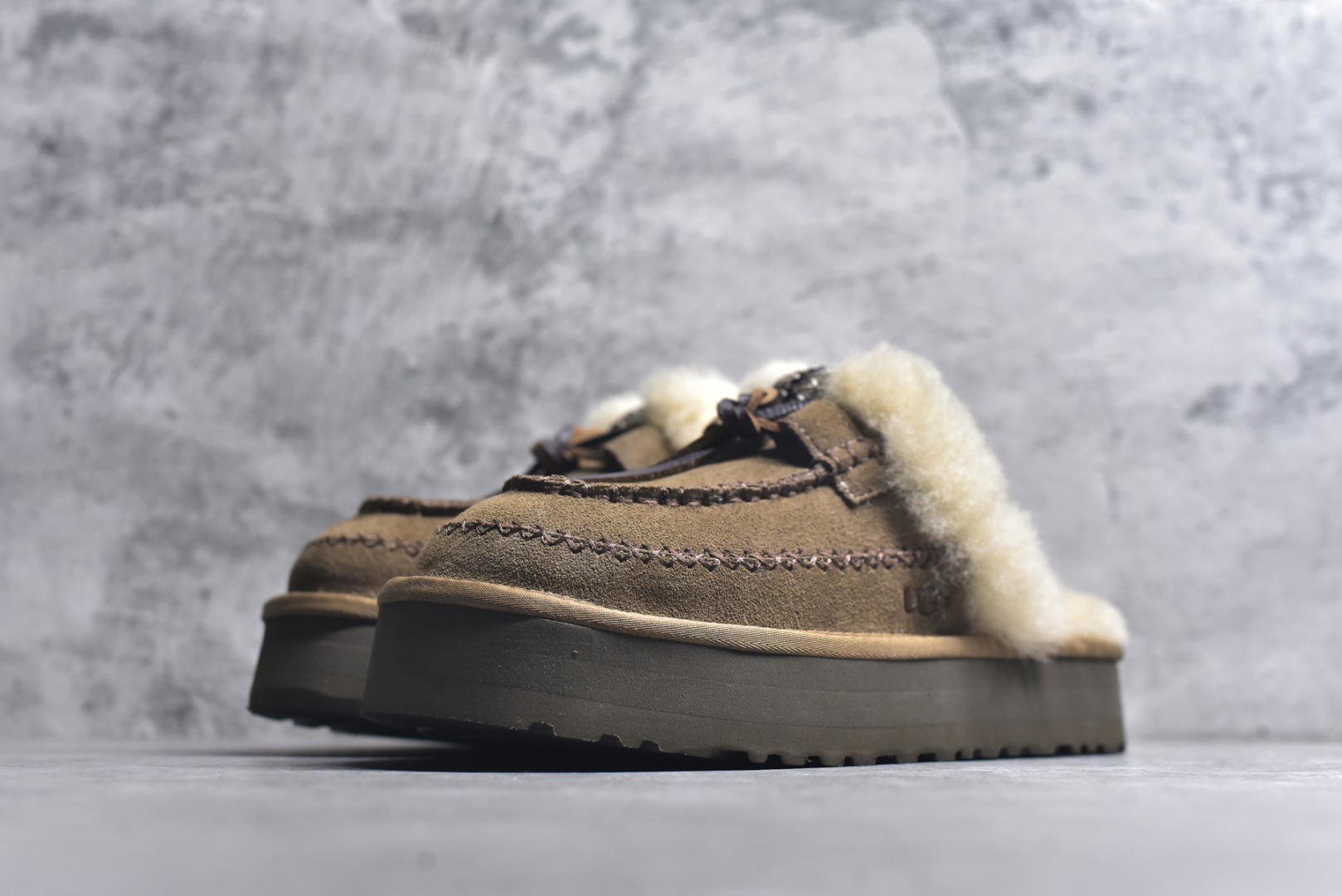 图片[2]-#X1 全网热卖款最齐 UGG 130个配色 市面顶级版本 UGG 阿尔派半拖 3CM中厚底 女款 小红书爆款 广州外贸大厂生产 鞋头到鞋垫真羊皮毛一体 独立外盒包装 芯片 带防水工艺 区别市面任何版本 3cm厚底 独立原版开发大底 羊绒鞋垫 冬季保暖外出 家居都是很适合的选择 进年uug推出款式系列 局部偏向年轻消费者喜好 也走到时尚潮流穿搭的前沿 鞋身材质 防泼水涂层翻毛皮鞋面 17毫米UGGPURE™植入式羊毛内底 轻便防滑舒适橡胶外底 带有品牌LOGO商标 带全套包装 尺码： 35 36 37 38 39 40-选品中心