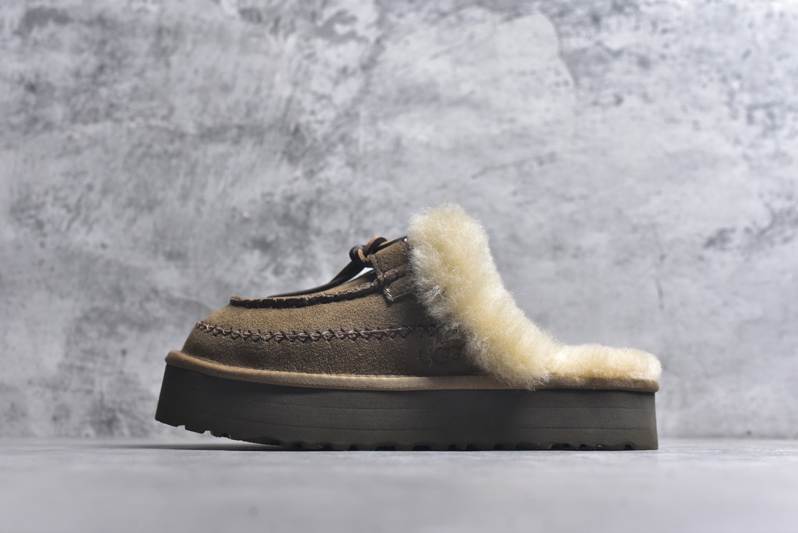 #X1 全网热卖款最齐 UGG 130个配色 市面顶级版本 UGG 阿尔派半拖 3CM中厚底 女款 小红书爆款 广州外贸大厂生产 鞋头到鞋垫真羊皮毛一体 独立外盒包装 芯片 带防水工艺 区别市面任何版本 3cm厚底 独立原版开发大底 羊绒鞋垫 冬季保暖外出 家居都是很适合的选择 进年uug推出款式系列 局部偏向年轻消费者喜好 也走到时尚潮流穿搭的前沿 鞋身材质 防泼水涂层翻毛皮鞋面 17毫米UGGPURE™植入式羊毛内底 轻便防滑舒适橡胶外底 带有品牌LOGO商标 带全套包装 尺码： 35 36 37 38 39 40-选品中心