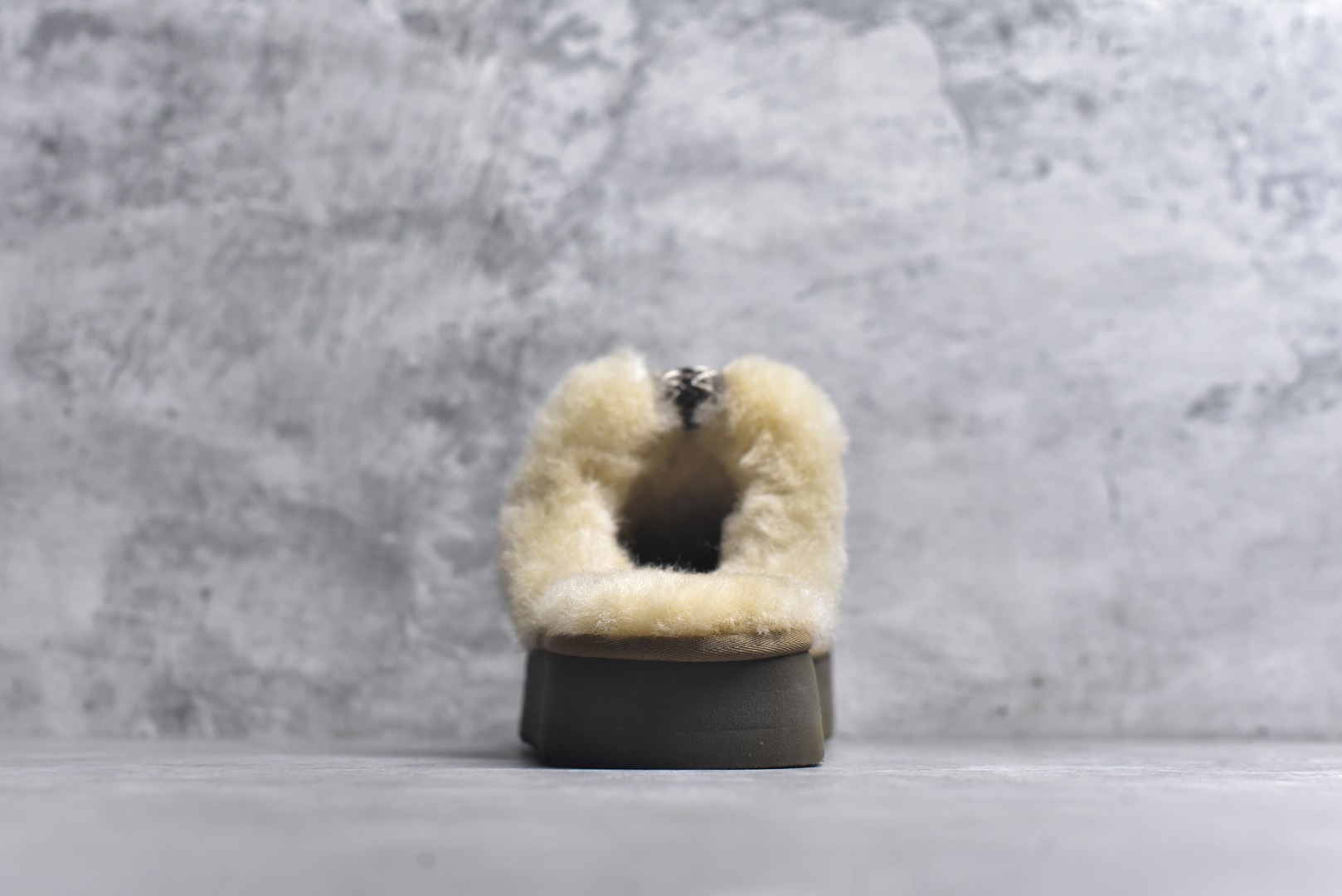 图片[5]-#X1 全网热卖款最齐 UGG 130个配色 市面顶级版本 UGG 阿尔派半拖 3CM中厚底 女款 小红书爆款 广州外贸大厂生产 鞋头到鞋垫真羊皮毛一体 独立外盒包装 芯片 带防水工艺 区别市面任何版本 3cm厚底 独立原版开发大底 羊绒鞋垫 冬季保暖外出 家居都是很适合的选择 进年uug推出款式系列 局部偏向年轻消费者喜好 也走到时尚潮流穿搭的前沿 鞋身材质 防泼水涂层翻毛皮鞋面 17毫米UGGPURE™植入式羊毛内底 轻便防滑舒适橡胶外底 带有品牌LOGO商标 带全套包装 尺码： 35 36 37 38 39 40-选品中心