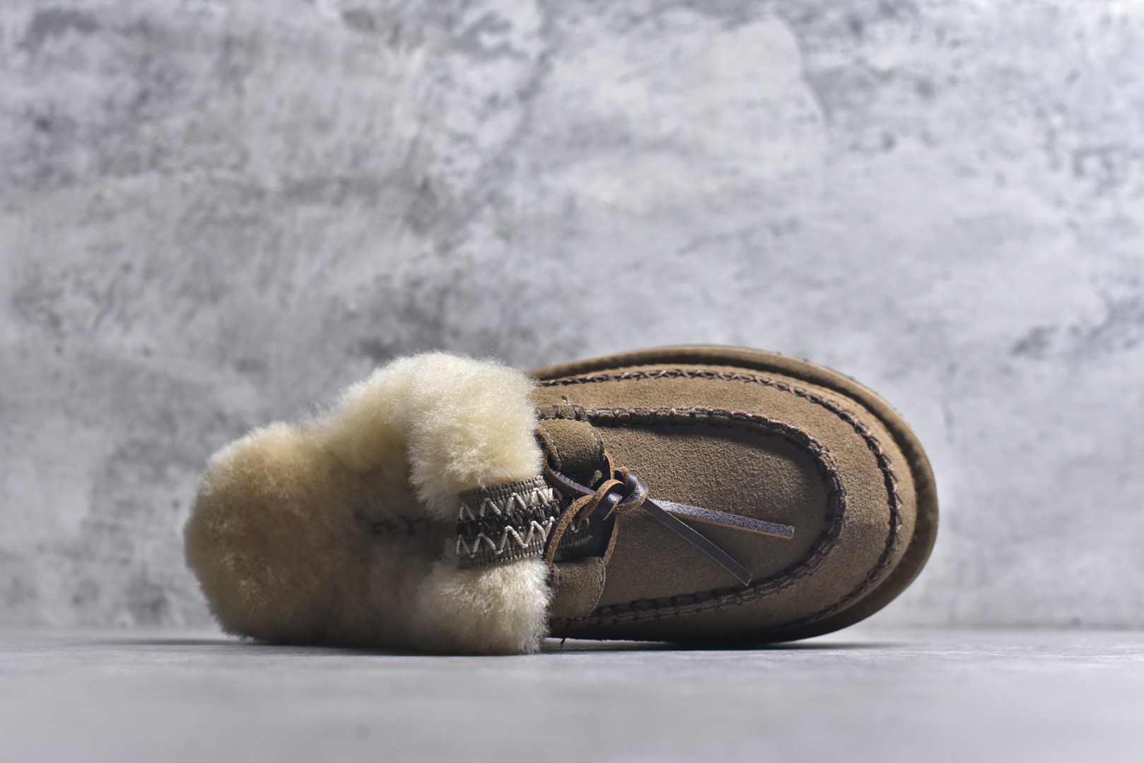 图片[4]-#X1 全网热卖款最齐 UGG 130个配色 市面顶级版本 UGG 阿尔派半拖 3CM中厚底 女款 小红书爆款 广州外贸大厂生产 鞋头到鞋垫真羊皮毛一体 独立外盒包装 芯片 带防水工艺 区别市面任何版本 3cm厚底 独立原版开发大底 羊绒鞋垫 冬季保暖外出 家居都是很适合的选择 进年uug推出款式系列 局部偏向年轻消费者喜好 也走到时尚潮流穿搭的前沿 鞋身材质 防泼水涂层翻毛皮鞋面 17毫米UGGPURE™植入式羊毛内底 轻便防滑舒适橡胶外底 带有品牌LOGO商标 带全套包装 尺码： 35 36 37 38 39 40-选品中心