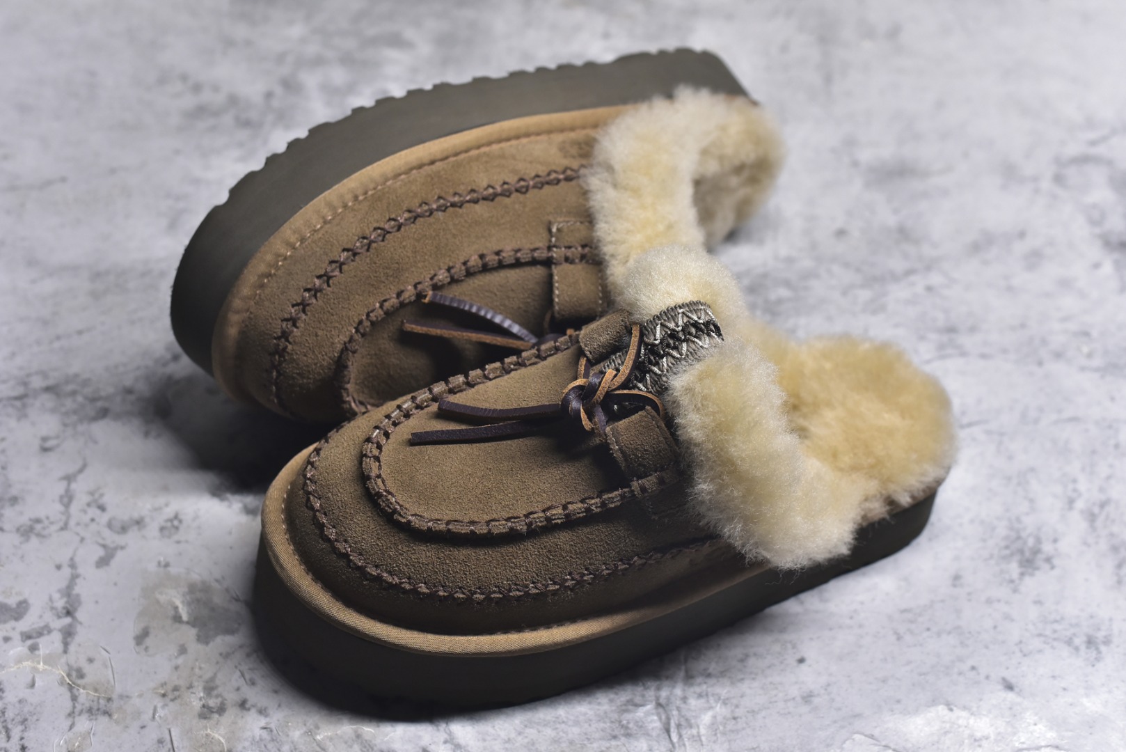 图片[7]-#X1 全网热卖款最齐 UGG 130个配色 市面顶级版本 UGG 阿尔派半拖 3CM中厚底 女款 小红书爆款 广州外贸大厂生产 鞋头到鞋垫真羊皮毛一体 独立外盒包装 芯片 带防水工艺 区别市面任何版本 3cm厚底 独立原版开发大底 羊绒鞋垫 冬季保暖外出 家居都是很适合的选择 进年uug推出款式系列 局部偏向年轻消费者喜好 也走到时尚潮流穿搭的前沿 鞋身材质 防泼水涂层翻毛皮鞋面 17毫米UGGPURE™植入式羊毛内底 轻便防滑舒适橡胶外底 带有品牌LOGO商标 带全套包装 尺码： 35 36 37 38 39 40-选品中心