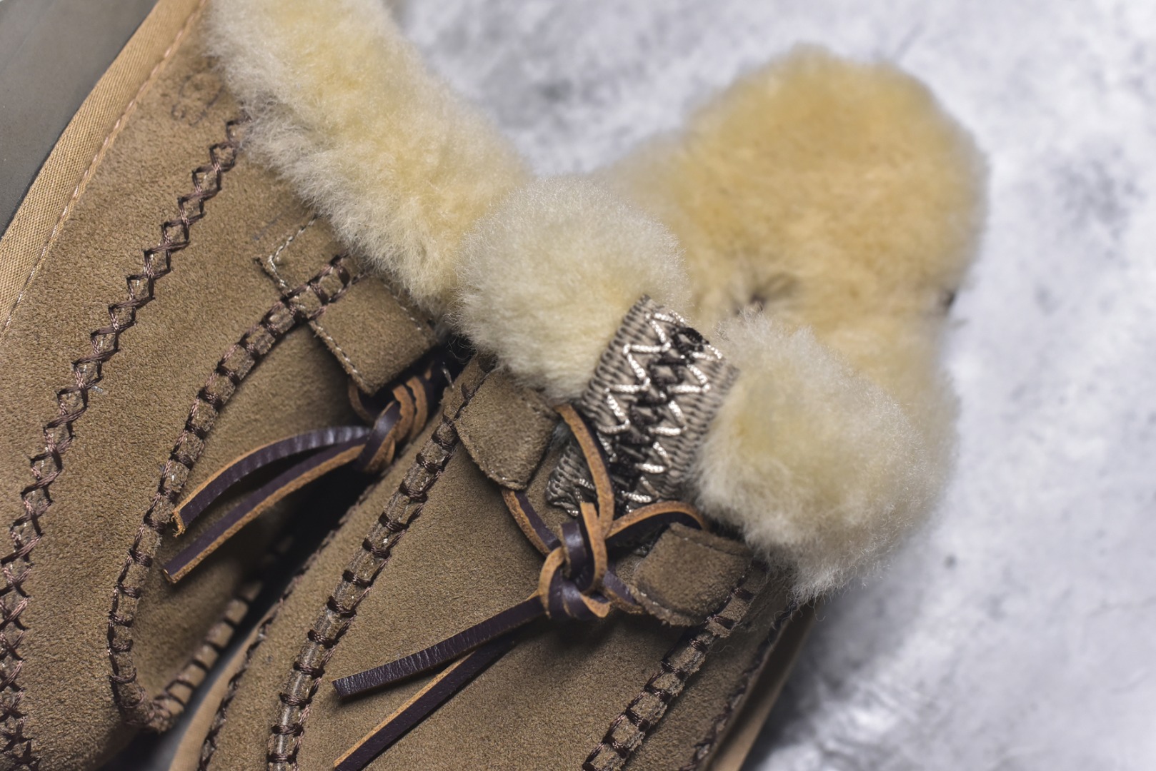 图片[9]-#X1 全网热卖款最齐 UGG 130个配色 市面顶级版本 UGG 阿尔派半拖 3CM中厚底 女款 小红书爆款 广州外贸大厂生产 鞋头到鞋垫真羊皮毛一体 独立外盒包装 芯片 带防水工艺 区别市面任何版本 3cm厚底 独立原版开发大底 羊绒鞋垫 冬季保暖外出 家居都是很适合的选择 进年uug推出款式系列 局部偏向年轻消费者喜好 也走到时尚潮流穿搭的前沿 鞋身材质 防泼水涂层翻毛皮鞋面 17毫米UGGPURE™植入式羊毛内底 轻便防滑舒适橡胶外底 带有品牌LOGO商标 带全套包装 尺码： 35 36 37 38 39 40-选品中心