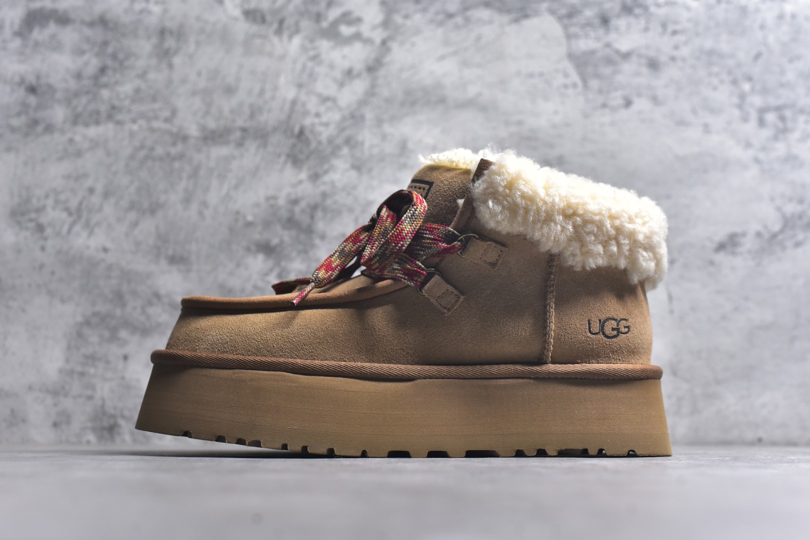 #X1 全网最齐 ugg 130个配色 市面顶级版本 UGG 芙卡拉 3cm厚底 雪地靴女款 广州外贸大厂生产 鞋头到鞋垫真羊皮毛一体 独立外盒包装 芯片 带防水工艺 区别市面任何版本 独立原版开发大底 羊绒鞋垫 冬季保暖外出 家居都是很适合的选择 近年uug推出款式系列 局部偏向年轻消费者喜好 也走到时尚潮流穿搭的前沿 鞋身材质 防泼水涂层翻毛皮鞋面 17毫米UGGPURE™植入式羊毛内底 轻便防滑舒适橡胶外底 带有品牌LOGO商标 带全套包装 尺码： 35 36 37 38 39 40-选品中心