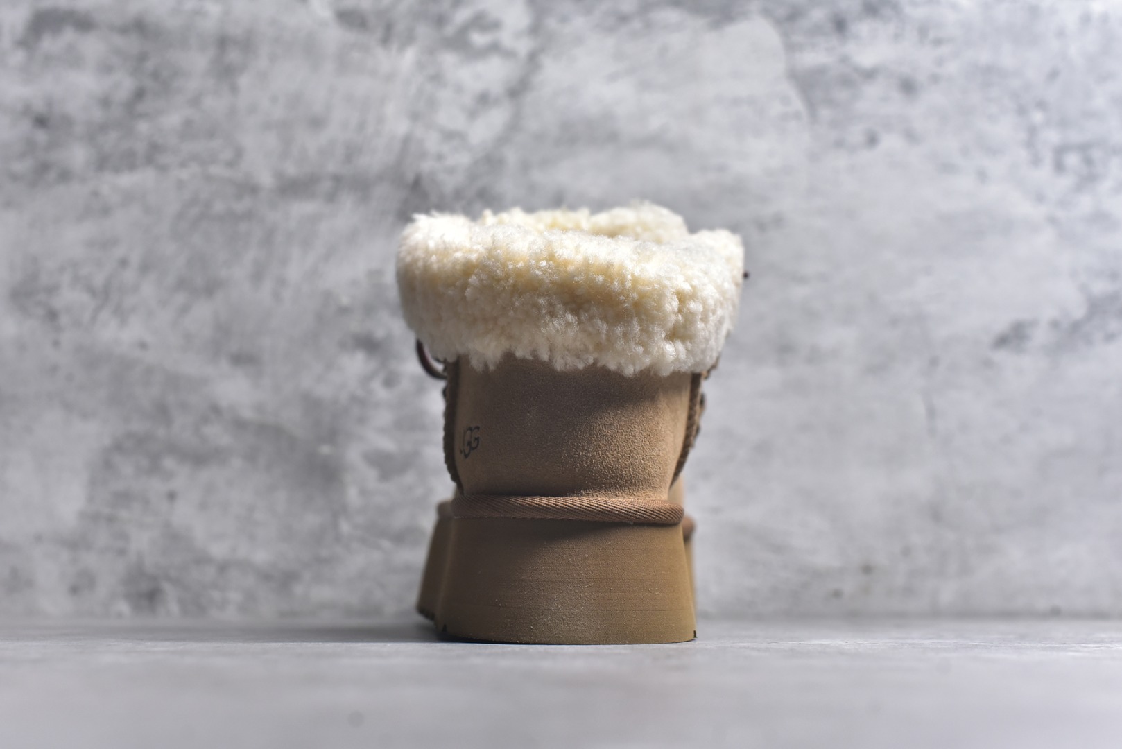 图片[5]-#X1 全网最齐 ugg 130个配色 市面顶级版本 UGG 芙卡拉 3cm厚底 雪地靴女款 广州外贸大厂生产 鞋头到鞋垫真羊皮毛一体 独立外盒包装 芯片 带防水工艺 区别市面任何版本 独立原版开发大底 羊绒鞋垫 冬季保暖外出 家居都是很适合的选择 近年uug推出款式系列 局部偏向年轻消费者喜好 也走到时尚潮流穿搭的前沿 鞋身材质 防泼水涂层翻毛皮鞋面 17毫米UGGPURE™植入式羊毛内底 轻便防滑舒适橡胶外底 带有品牌LOGO商标 带全套包装 尺码： 35 36 37 38 39 40-选品中心