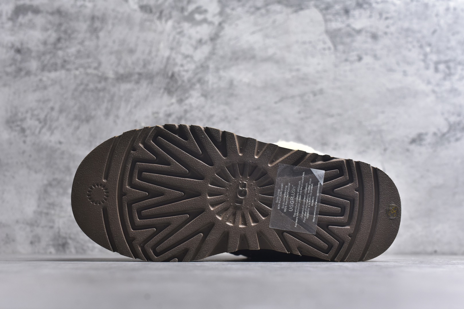 图片[6]-#X1 全网最齐 ugg 130个配色 市面顶级版本 UGG 芙卡拉 3cm厚底 雪地靴女款 广州外贸大厂生产 鞋头到鞋垫真羊皮毛一体 独立外盒包装 芯片 带防水工艺 区别市面任何版本 独立原版开发大底 羊绒鞋垫 冬季保暖外出 家居都是很适合的选择 近年uug推出款式系列 局部偏向年轻消费者喜好 也走到时尚潮流穿搭的前沿 鞋身材质 防泼水涂层翻毛皮鞋面 17毫米UGGPURE™植入式羊毛内底 轻便防滑舒适橡胶外底 带有品牌LOGO商标 带全套包装 尺码： 35 36 37 38 39 40-选品中心
