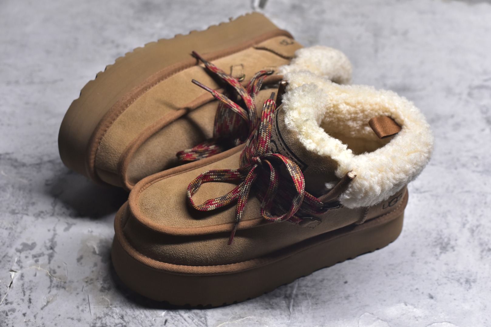 图片[7]-#X1 全网最齐 ugg 130个配色 市面顶级版本 UGG 芙卡拉 3cm厚底 雪地靴女款 广州外贸大厂生产 鞋头到鞋垫真羊皮毛一体 独立外盒包装 芯片 带防水工艺 区别市面任何版本 独立原版开发大底 羊绒鞋垫 冬季保暖外出 家居都是很适合的选择 近年uug推出款式系列 局部偏向年轻消费者喜好 也走到时尚潮流穿搭的前沿 鞋身材质 防泼水涂层翻毛皮鞋面 17毫米UGGPURE™植入式羊毛内底 轻便防滑舒适橡胶外底 带有品牌LOGO商标 带全套包装 尺码： 35 36 37 38 39 40-选品中心