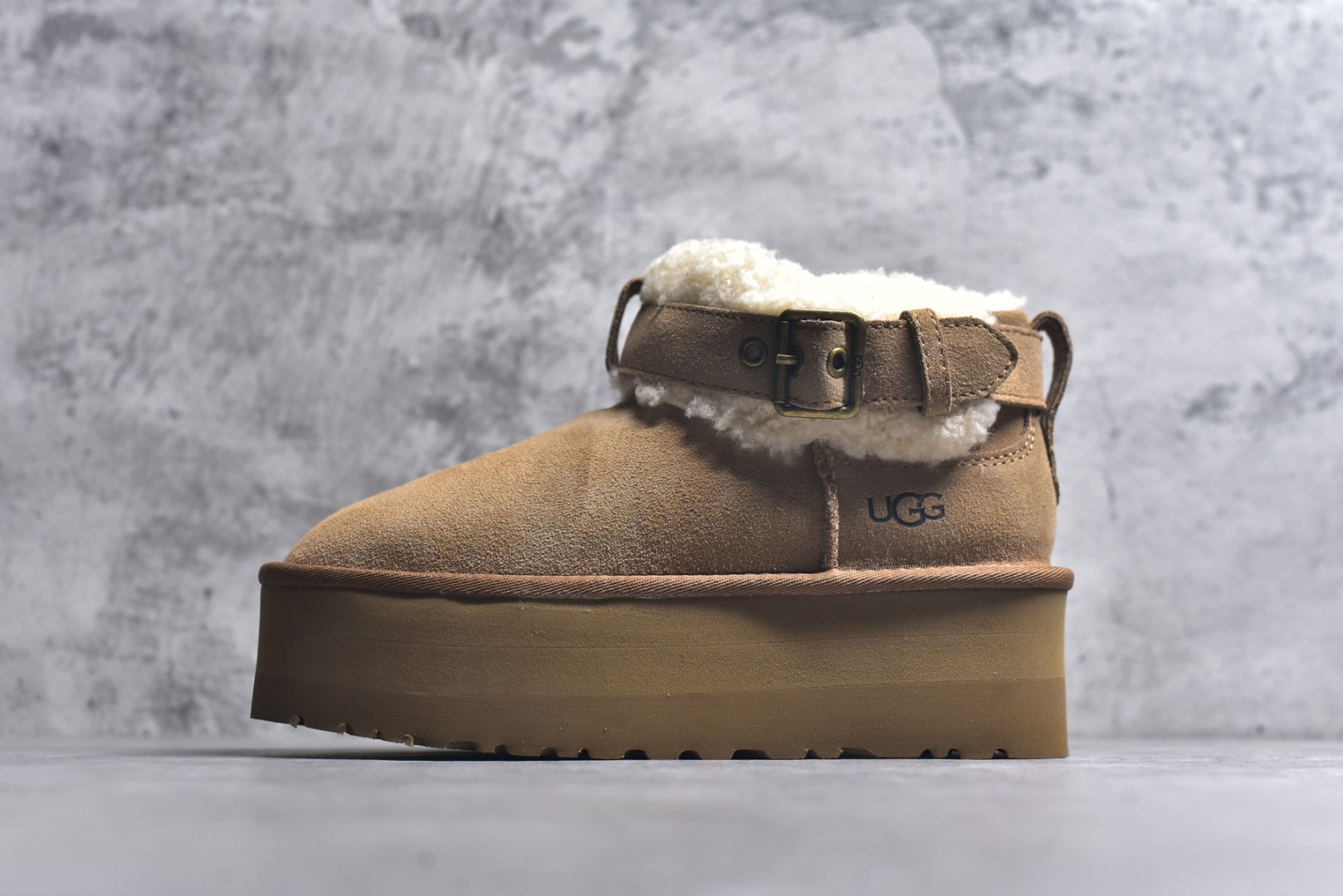 #X1全网热卖款最齐 UGG 130个配色 市面顶级版本 UGG 圆头搭扣 3.5cm厚底 雪地靴女款 广州外贸大厂生产 鞋头到鞋垫真羊皮毛一体 独立外盒包装 芯片 带防水工艺 区别市面任何版本 独立原版开发大底 羊绒鞋垫 冬季保暖外出 家居都是很适合的选择 近年uug推出款式系列 局部偏向年轻消费者喜好 也走到时尚潮流穿搭的前沿 鞋身材质 防泼水涂层翻毛皮鞋面 17毫米UGGPURE™植入式羊毛内底 轻便防滑舒适橡胶外底 带有品牌LOGO商标 带全套包装 尺码： 35 36 37 38 39 40-选品中心