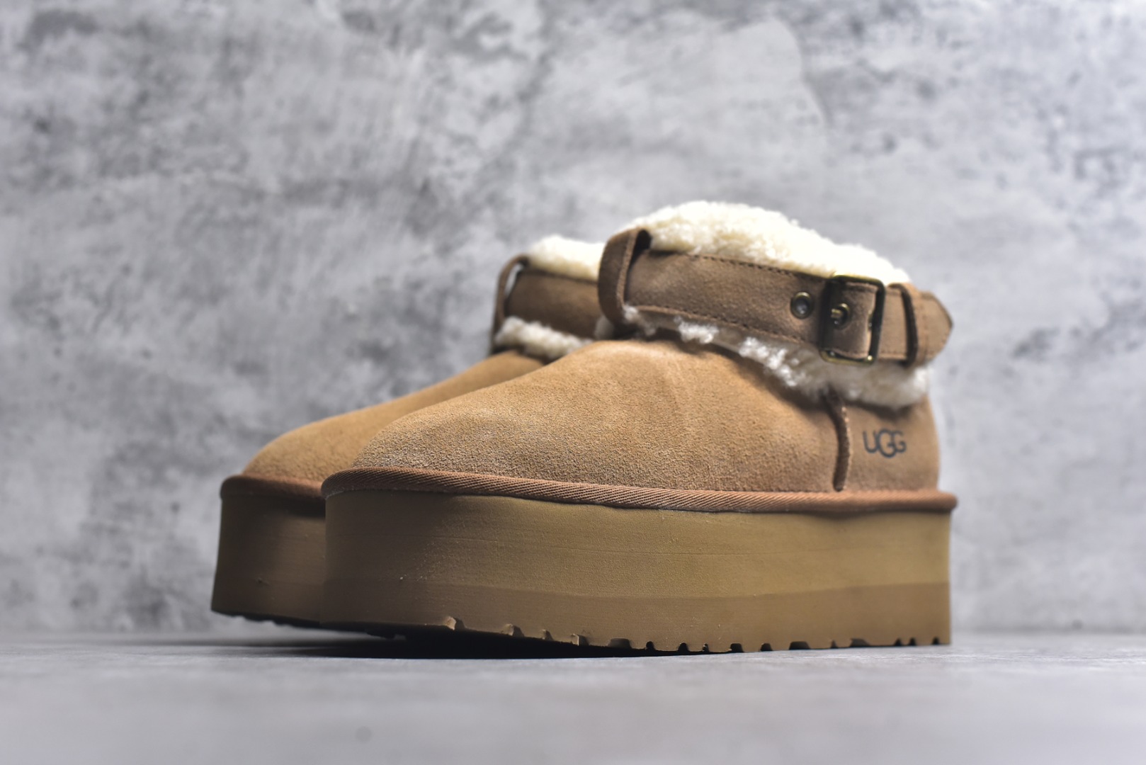 图片[2]-#X1全网热卖款最齐 UGG 130个配色 市面顶级版本 UGG 圆头搭扣 3.5cm厚底 雪地靴女款 广州外贸大厂生产 鞋头到鞋垫真羊皮毛一体 独立外盒包装 芯片 带防水工艺 区别市面任何版本 独立原版开发大底 羊绒鞋垫 冬季保暖外出 家居都是很适合的选择 近年uug推出款式系列 局部偏向年轻消费者喜好 也走到时尚潮流穿搭的前沿 鞋身材质 防泼水涂层翻毛皮鞋面 17毫米UGGPURE™植入式羊毛内底 轻便防滑舒适橡胶外底 带有品牌LOGO商标 带全套包装 尺码： 35 36 37 38 39 40-选品中心