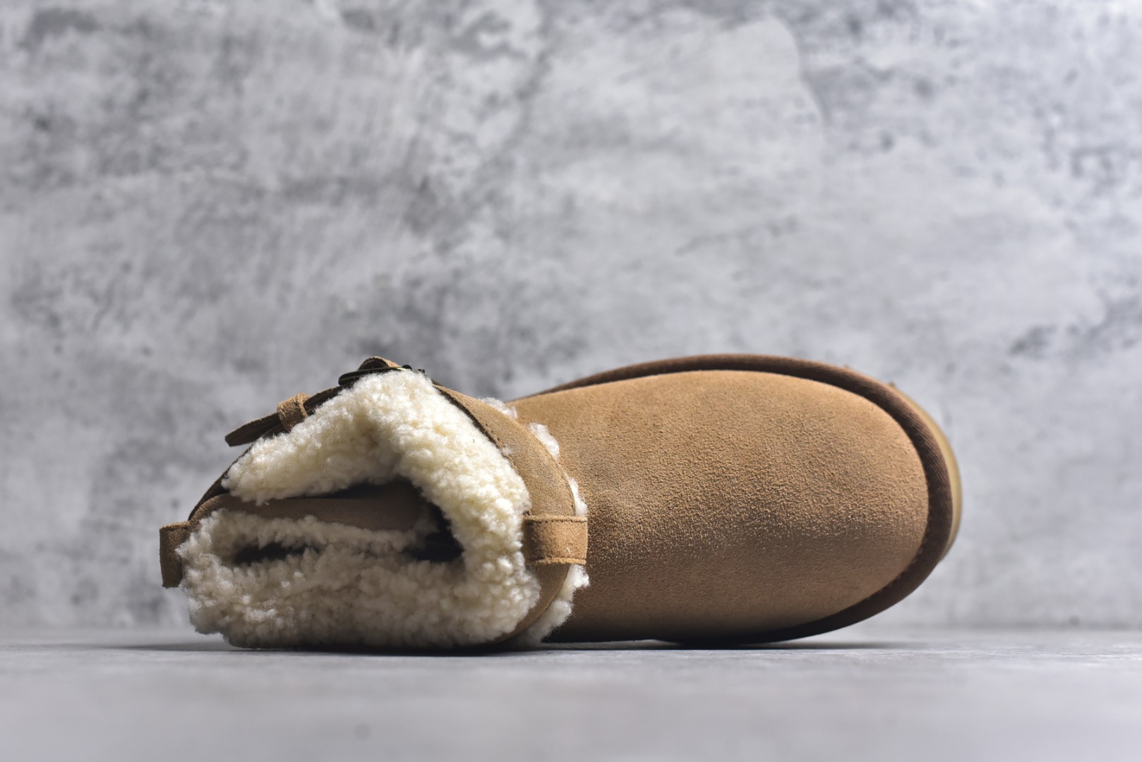 图片[4]-#X1全网热卖款最齐 UGG 130个配色 市面顶级版本 UGG 圆头搭扣 3.5cm厚底 雪地靴女款 广州外贸大厂生产 鞋头到鞋垫真羊皮毛一体 独立外盒包装 芯片 带防水工艺 区别市面任何版本 独立原版开发大底 羊绒鞋垫 冬季保暖外出 家居都是很适合的选择 近年uug推出款式系列 局部偏向年轻消费者喜好 也走到时尚潮流穿搭的前沿 鞋身材质 防泼水涂层翻毛皮鞋面 17毫米UGGPURE™植入式羊毛内底 轻便防滑舒适橡胶外底 带有品牌LOGO商标 带全套包装 尺码： 35 36 37 38 39 40-选品中心