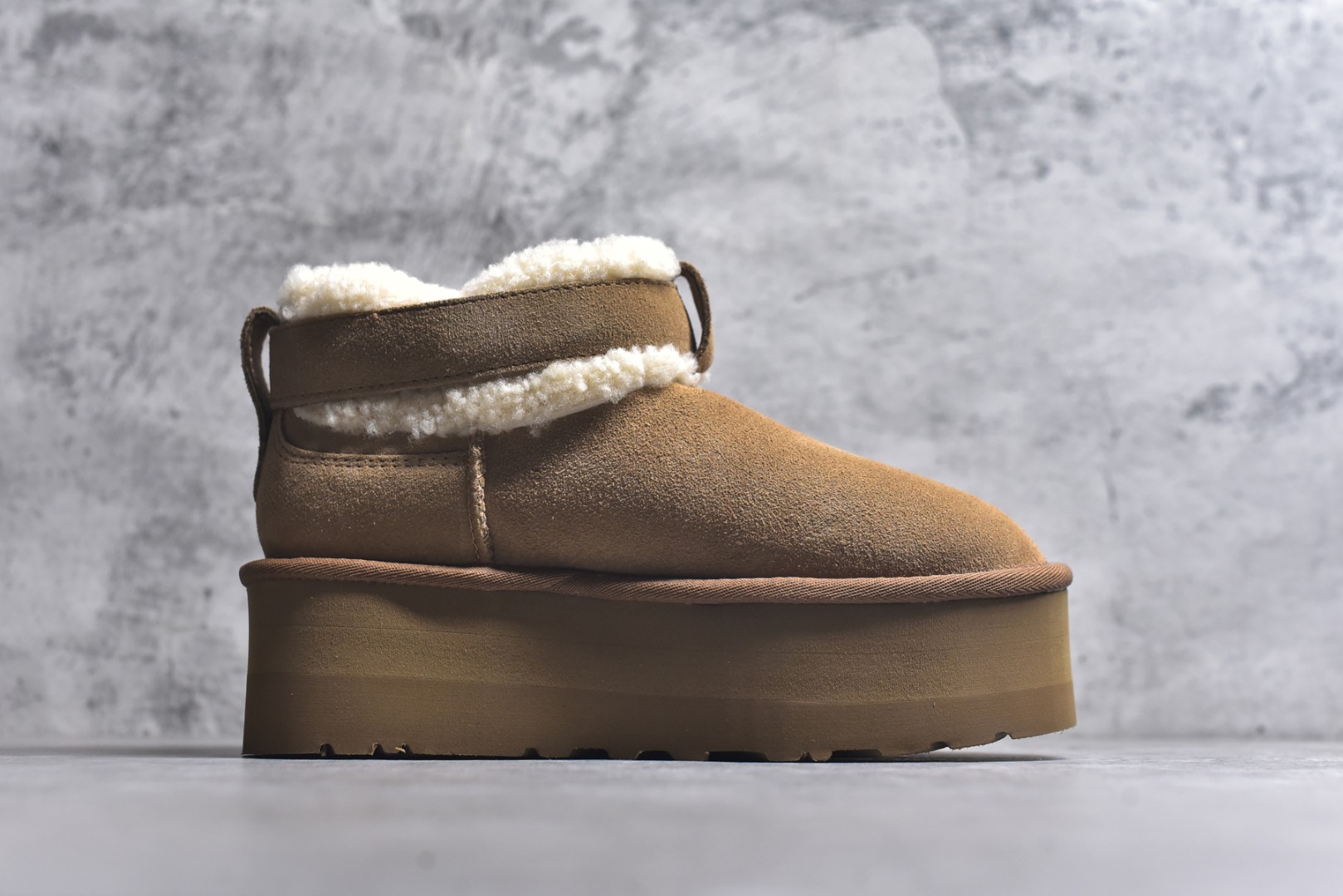 图片[3]-#X1全网热卖款最齐 UGG 130个配色 市面顶级版本 UGG 圆头搭扣 3.5cm厚底 雪地靴女款 广州外贸大厂生产 鞋头到鞋垫真羊皮毛一体 独立外盒包装 芯片 带防水工艺 区别市面任何版本 独立原版开发大底 羊绒鞋垫 冬季保暖外出 家居都是很适合的选择 近年uug推出款式系列 局部偏向年轻消费者喜好 也走到时尚潮流穿搭的前沿 鞋身材质 防泼水涂层翻毛皮鞋面 17毫米UGGPURE™植入式羊毛内底 轻便防滑舒适橡胶外底 带有品牌LOGO商标 带全套包装 尺码： 35 36 37 38 39 40-选品中心