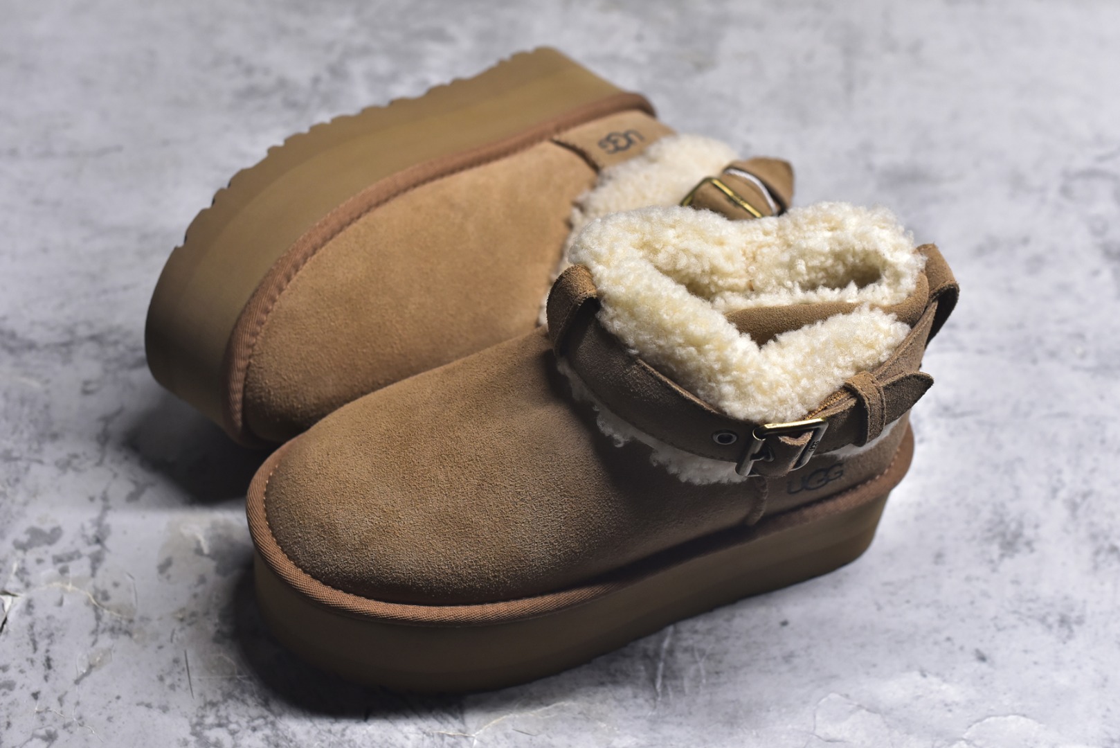 图片[7]-#X1全网热卖款最齐 UGG 130个配色 市面顶级版本 UGG 圆头搭扣 3.5cm厚底 雪地靴女款 广州外贸大厂生产 鞋头到鞋垫真羊皮毛一体 独立外盒包装 芯片 带防水工艺 区别市面任何版本 独立原版开发大底 羊绒鞋垫 冬季保暖外出 家居都是很适合的选择 近年uug推出款式系列 局部偏向年轻消费者喜好 也走到时尚潮流穿搭的前沿 鞋身材质 防泼水涂层翻毛皮鞋面 17毫米UGGPURE™植入式羊毛内底 轻便防滑舒适橡胶外底 带有品牌LOGO商标 带全套包装 尺码： 35 36 37 38 39 40-选品中心