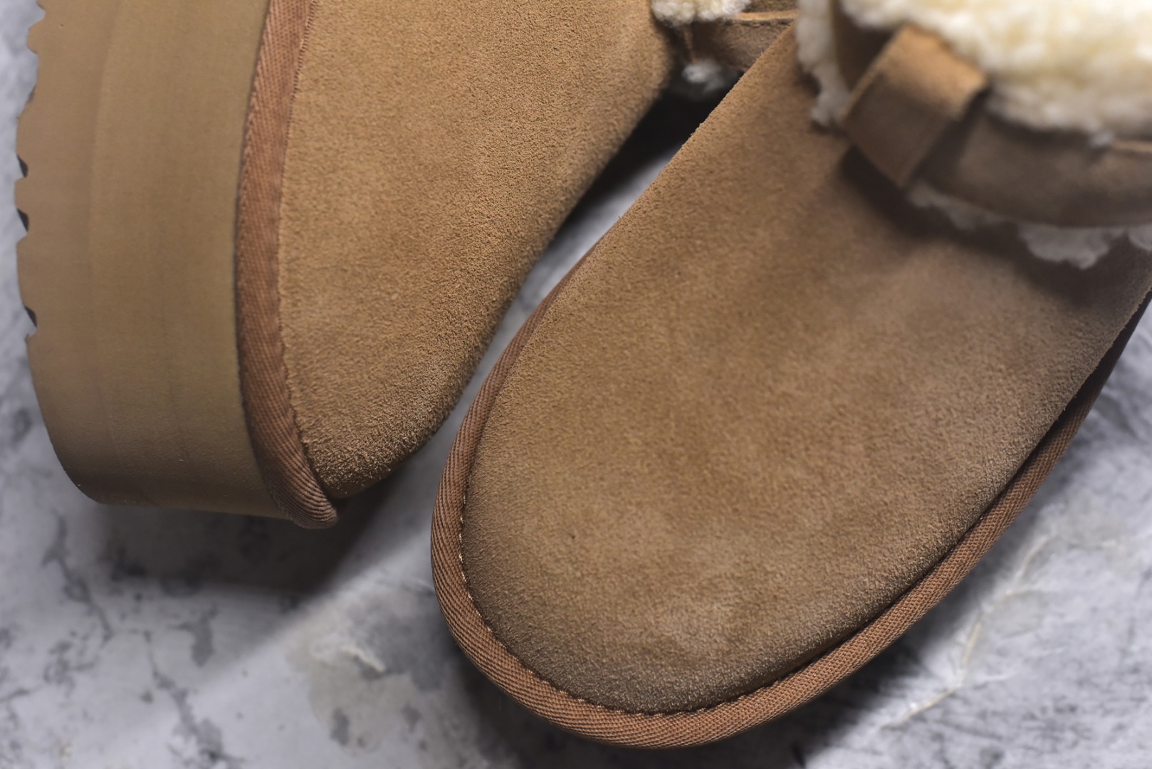 图片[8]-#X1全网热卖款最齐 UGG 130个配色 市面顶级版本 UGG 圆头搭扣 3.5cm厚底 雪地靴女款 广州外贸大厂生产 鞋头到鞋垫真羊皮毛一体 独立外盒包装 芯片 带防水工艺 区别市面任何版本 独立原版开发大底 羊绒鞋垫 冬季保暖外出 家居都是很适合的选择 近年uug推出款式系列 局部偏向年轻消费者喜好 也走到时尚潮流穿搭的前沿 鞋身材质 防泼水涂层翻毛皮鞋面 17毫米UGGPURE™植入式羊毛内底 轻便防滑舒适橡胶外底 带有品牌LOGO商标 带全套包装 尺码： 35 36 37 38 39 40-选品中心