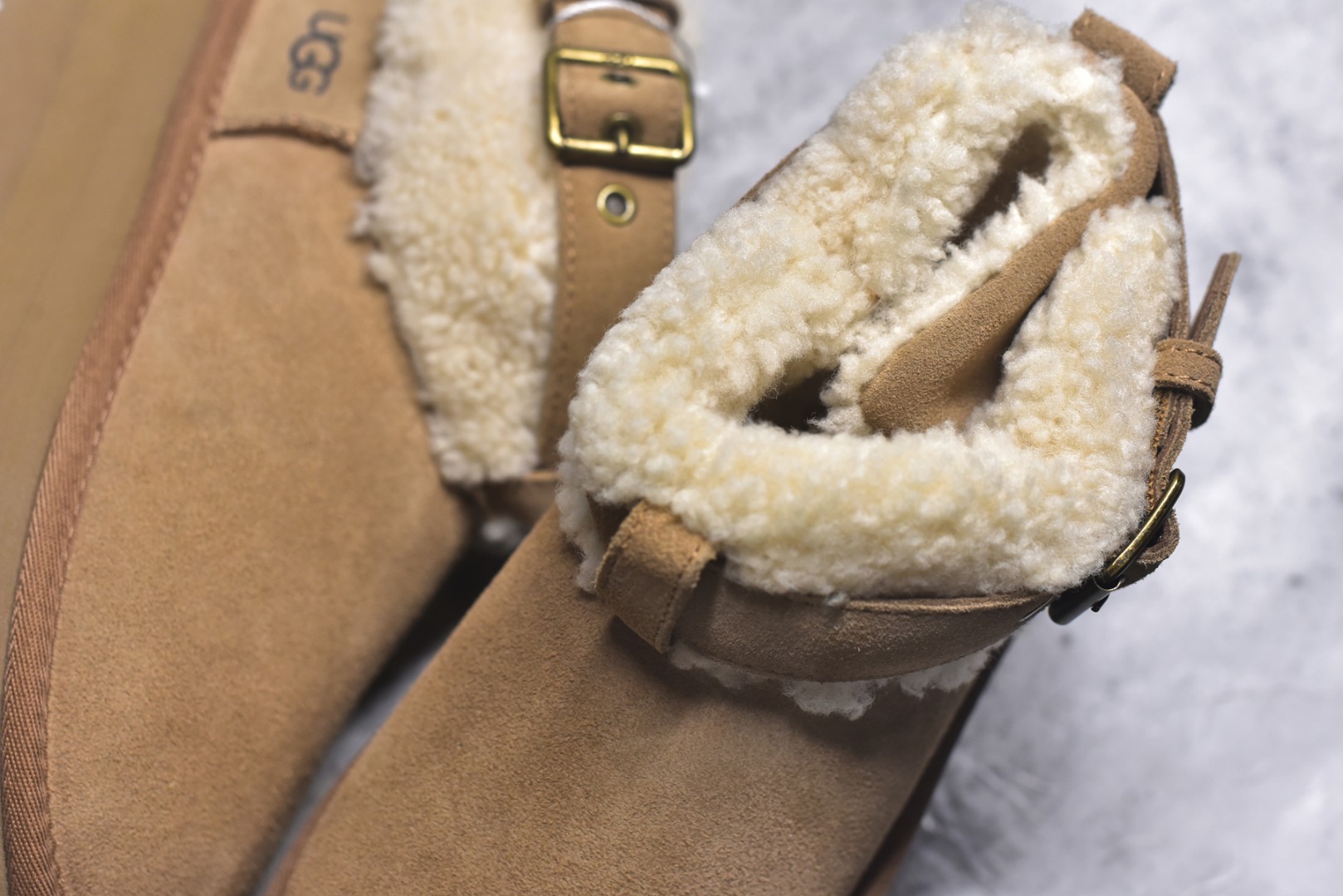 图片[9]-#X1全网热卖款最齐 UGG 130个配色 市面顶级版本 UGG 圆头搭扣 3.5cm厚底 雪地靴女款 广州外贸大厂生产 鞋头到鞋垫真羊皮毛一体 独立外盒包装 芯片 带防水工艺 区别市面任何版本 独立原版开发大底 羊绒鞋垫 冬季保暖外出 家居都是很适合的选择 近年uug推出款式系列 局部偏向年轻消费者喜好 也走到时尚潮流穿搭的前沿 鞋身材质 防泼水涂层翻毛皮鞋面 17毫米UGGPURE™植入式羊毛内底 轻便防滑舒适橡胶外底 带有品牌LOGO商标 带全套包装 尺码： 35 36 37 38 39 40-选品中心