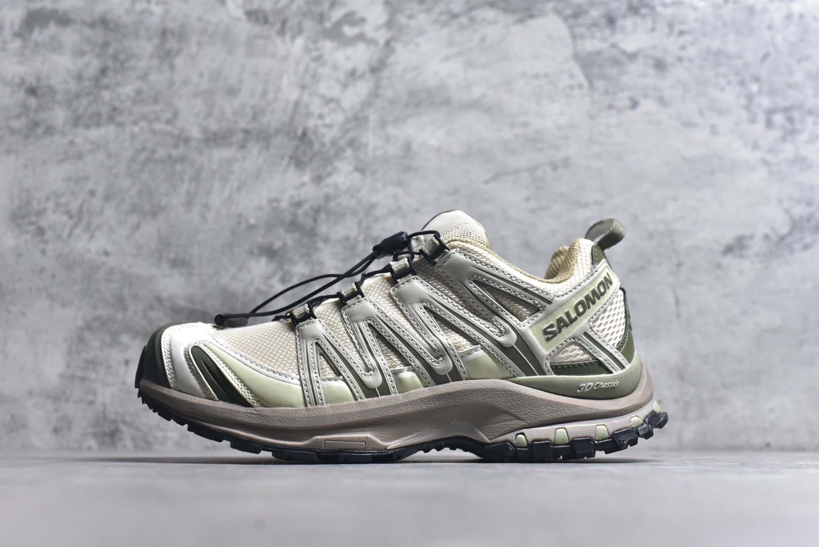 #Salomon XA PRO 3D 萨洛蒙户外越野跑鞋 鞋面采用SENSIFIT贴合技术 全方位贴合包裹脚型 鞋跟部鞋底牵引设计 提供强大的抓地性能 更适应野外崎岖不平的道路 其3D ADVANCED CHASSIS底盘 材料轻量大化 钉齿设计更具稳定性、防护性 鞋底易磨损区运用CONTAGRIP高耐磨材料 应对城市硬质路面长距离跑考验 尺码：36-45-选品中心