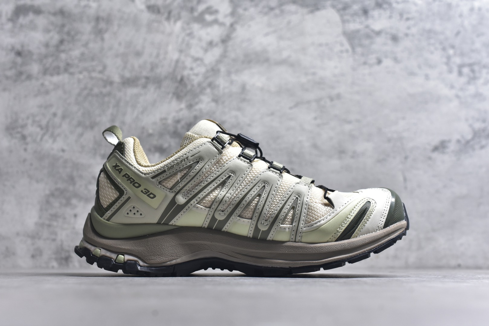 图片[3]-#Salomon XA PRO 3D 萨洛蒙户外越野跑鞋 鞋面采用SENSIFIT贴合技术 全方位贴合包裹脚型 鞋跟部鞋底牵引设计 提供强大的抓地性能 更适应野外崎岖不平的道路 其3D ADVANCED CHASSIS底盘 材料轻量大化 钉齿设计更具稳定性、防护性 鞋底易磨损区运用CONTAGRIP高耐磨材料 应对城市硬质路面长距离跑考验 尺码：36-45-选品中心