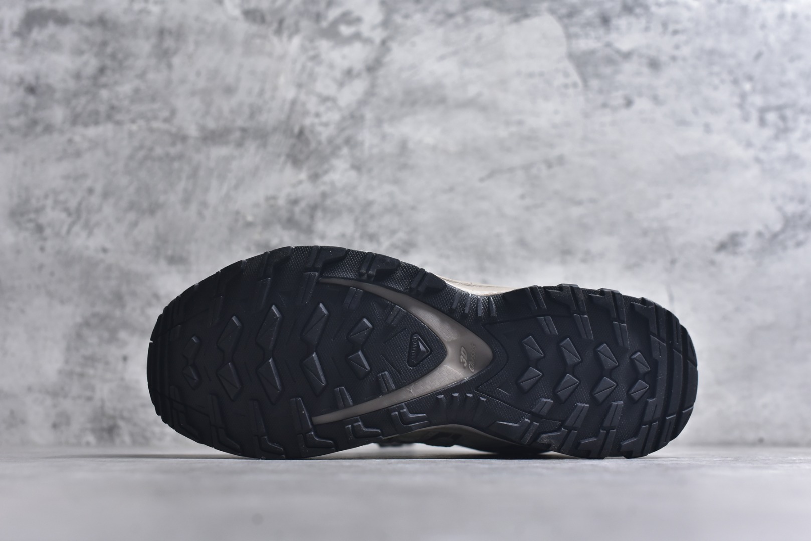 图片[6]-#Salomon XA PRO 3D 萨洛蒙户外越野跑鞋 鞋面采用SENSIFIT贴合技术 全方位贴合包裹脚型 鞋跟部鞋底牵引设计 提供强大的抓地性能 更适应野外崎岖不平的道路 其3D ADVANCED CHASSIS底盘 材料轻量大化 钉齿设计更具稳定性、防护性 鞋底易磨损区运用CONTAGRIP高耐磨材料 应对城市硬质路面长距离跑考验 尺码：36-45-选品中心