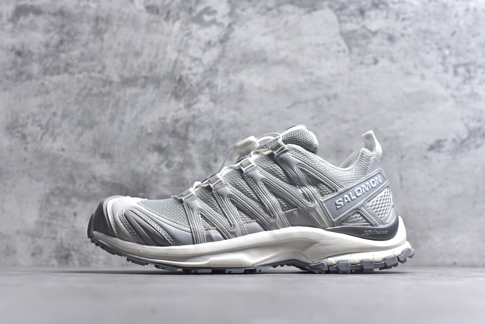 #Salomon XA PRO 3D 萨洛蒙户外越野跑鞋 鞋面采用SENSIFIT贴合技术 全方位贴合包裹脚型 鞋跟部鞋底牵引设计 提供强大的抓地性能 更适应野外崎岖不平的道路 其3D ADVANCED CHASSIS底盘 材料轻量大化 钉齿设计更具稳定性、防护性 鞋底易磨损区运用CONTAGRIP高耐磨材料 应对城市硬质路面长距离跑考验 尺码：36-45-选品中心