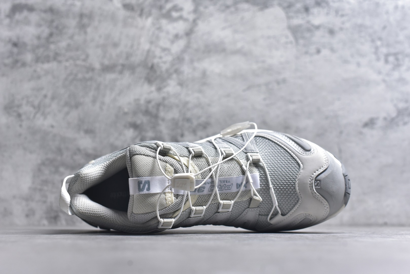 图片[4]-#Salomon XA PRO 3D 萨洛蒙户外越野跑鞋 鞋面采用SENSIFIT贴合技术 全方位贴合包裹脚型 鞋跟部鞋底牵引设计 提供强大的抓地性能 更适应野外崎岖不平的道路 其3D ADVANCED CHASSIS底盘 材料轻量大化 钉齿设计更具稳定性、防护性 鞋底易磨损区运用CONTAGRIP高耐磨材料 应对城市硬质路面长距离跑考验 尺码：36-45-选品中心