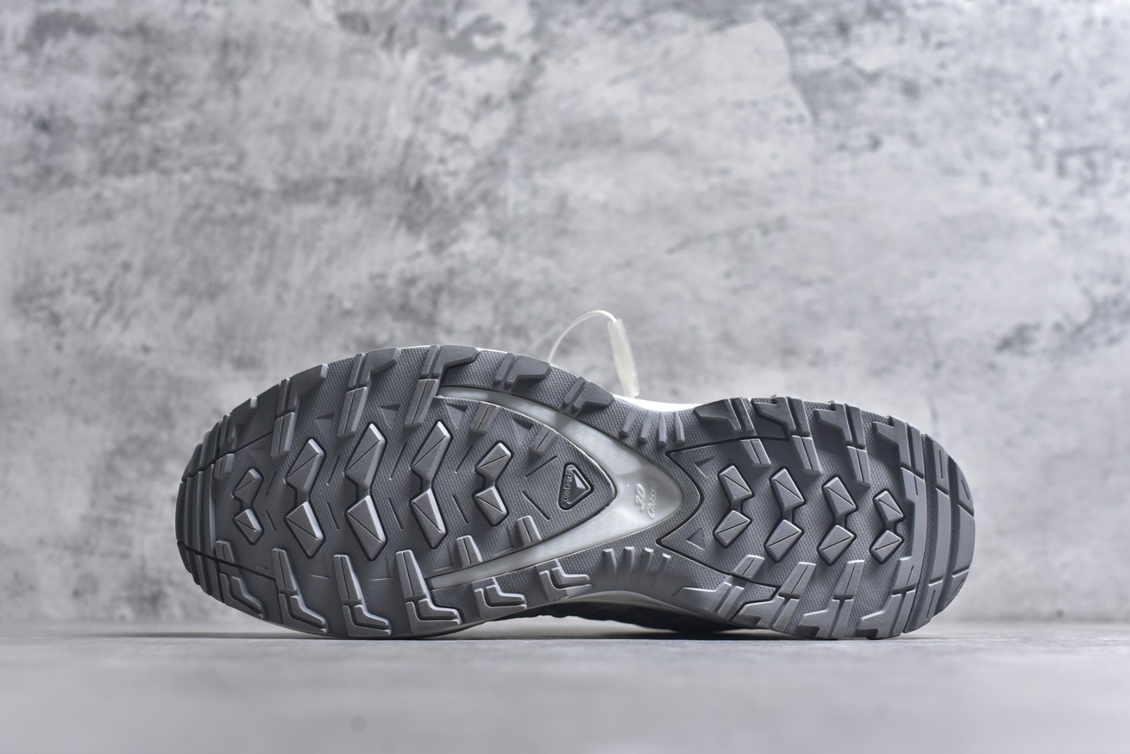 图片[6]-#Salomon XA PRO 3D 萨洛蒙户外越野跑鞋 鞋面采用SENSIFIT贴合技术 全方位贴合包裹脚型 鞋跟部鞋底牵引设计 提供强大的抓地性能 更适应野外崎岖不平的道路 其3D ADVANCED CHASSIS底盘 材料轻量大化 钉齿设计更具稳定性、防护性 鞋底易磨损区运用CONTAGRIP高耐磨材料 应对城市硬质路面长距离跑考验 尺码：36-45-选品中心