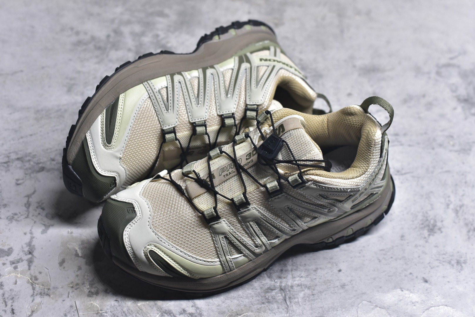 图片[7]-#Salomon XA PRO 3D 萨洛蒙户外越野跑鞋 鞋面采用SENSIFIT贴合技术 全方位贴合包裹脚型 鞋跟部鞋底牵引设计 提供强大的抓地性能 更适应野外崎岖不平的道路 其3D ADVANCED CHASSIS底盘 材料轻量大化 钉齿设计更具稳定性、防护性 鞋底易磨损区运用CONTAGRIP高耐磨材料 应对城市硬质路面长距离跑考验 尺码：36-45-选品中心